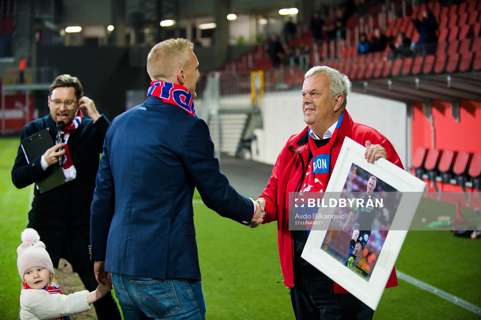 Helsingborgs Peter Larsson tar emot present som årets