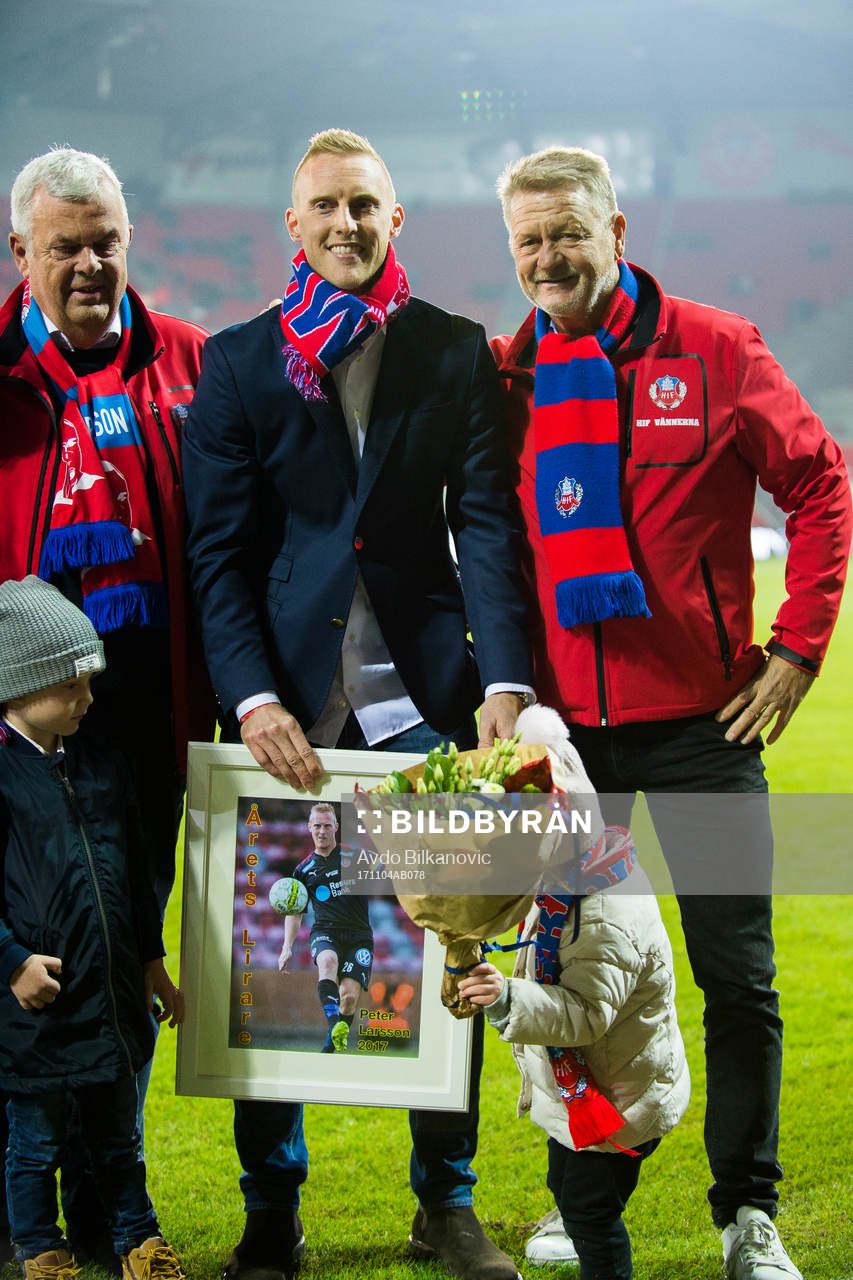 Helsingborgs Peter Larsson tar emot present som årets