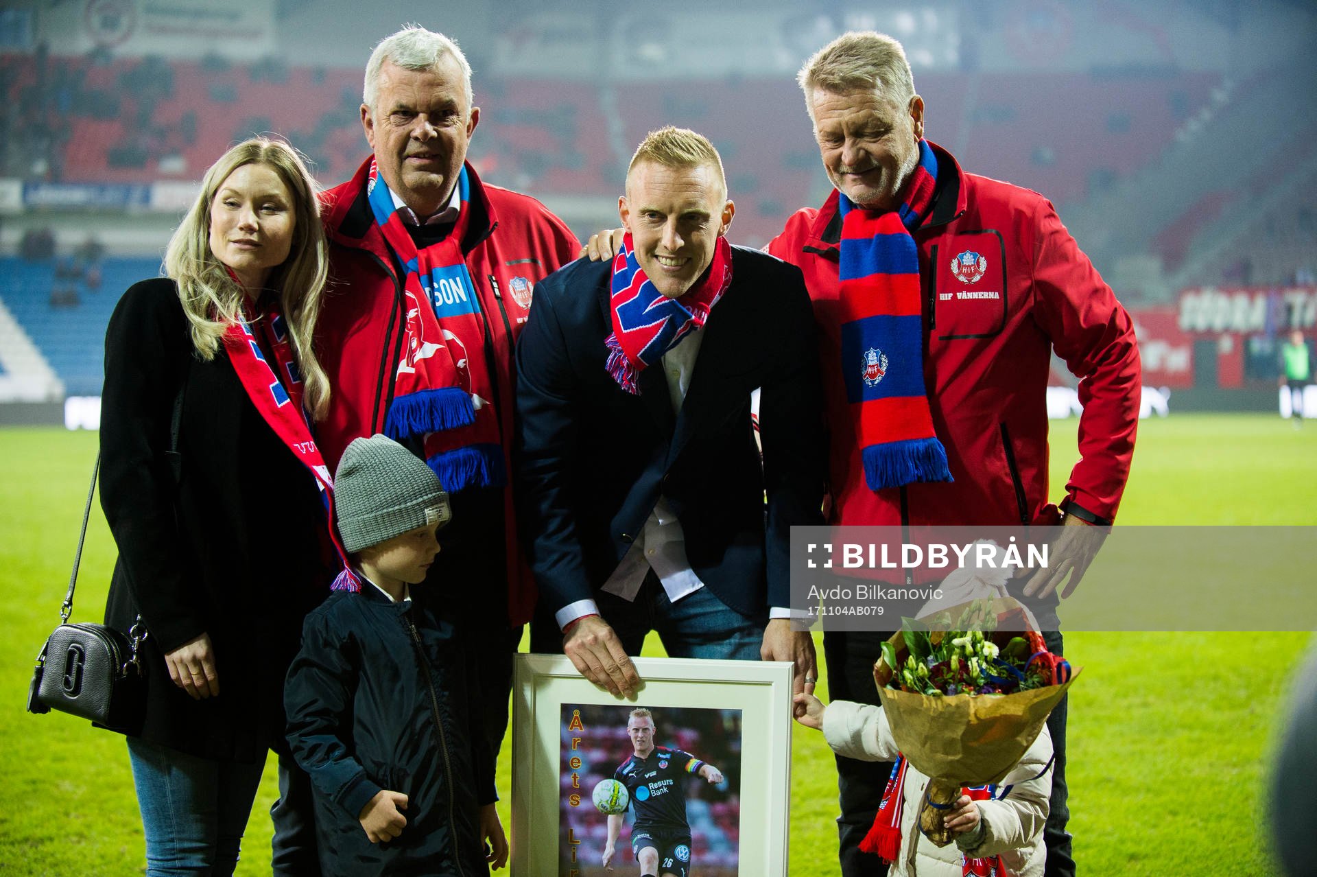 Helsingborgs Peter Larsson tar emot present som årets lirare under fotbollsmatchen i Superettan mellan Helsingborg och Öster den 4 november 2017 i Helsingborg.