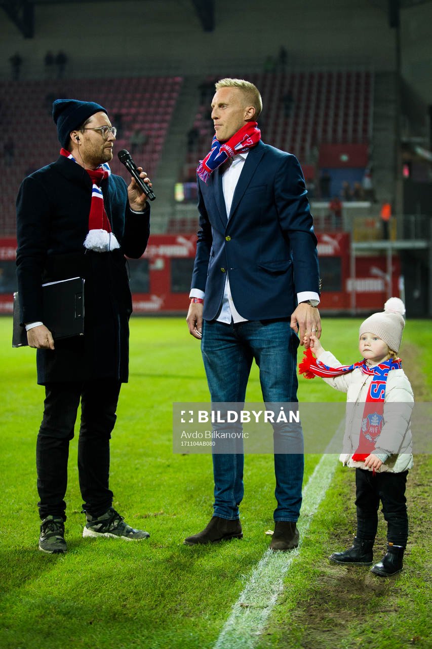 Helsingborgs Peter Larsson tar emot present som årets