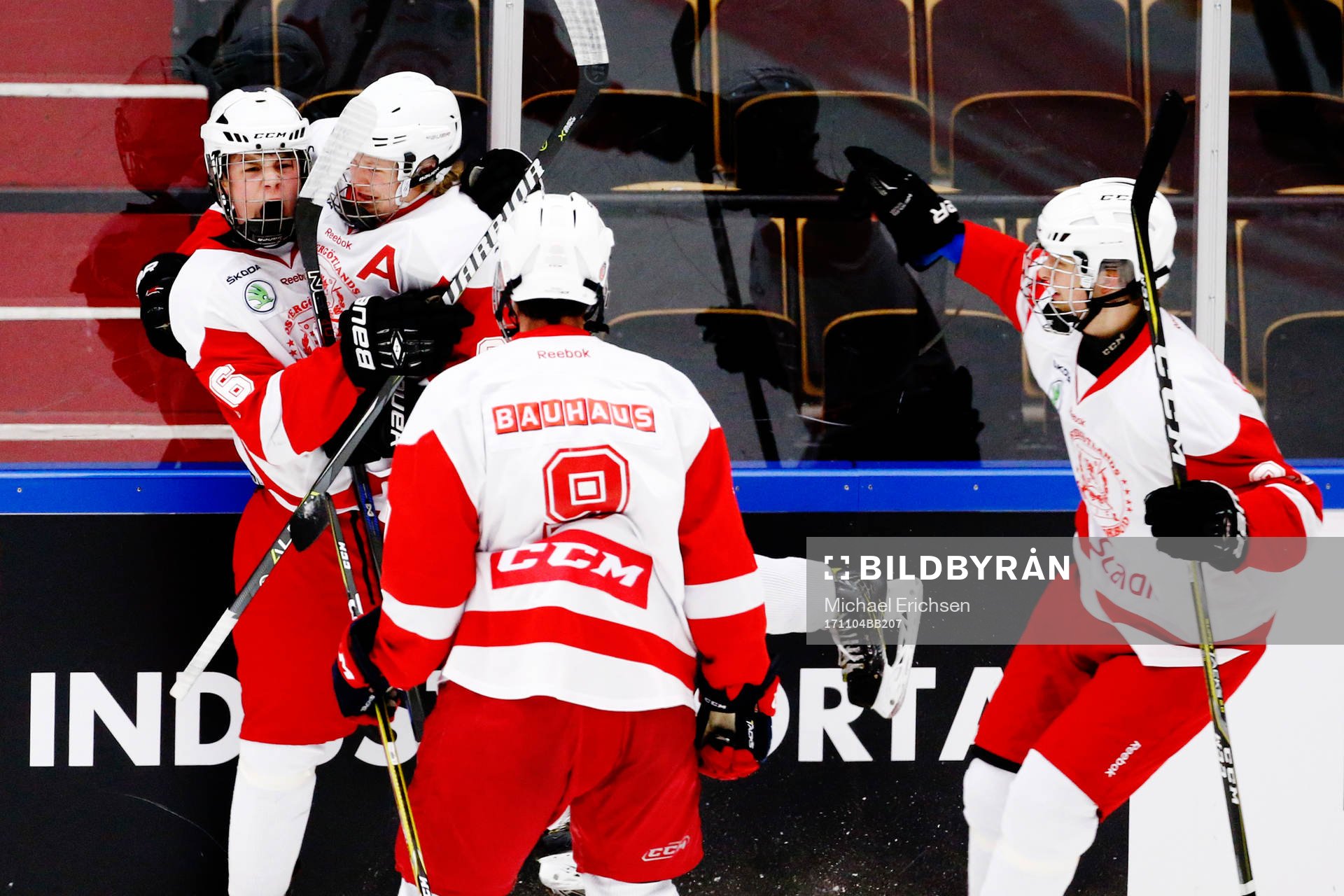 Östergötlands Filip Wiberg jublar med lagkamrater