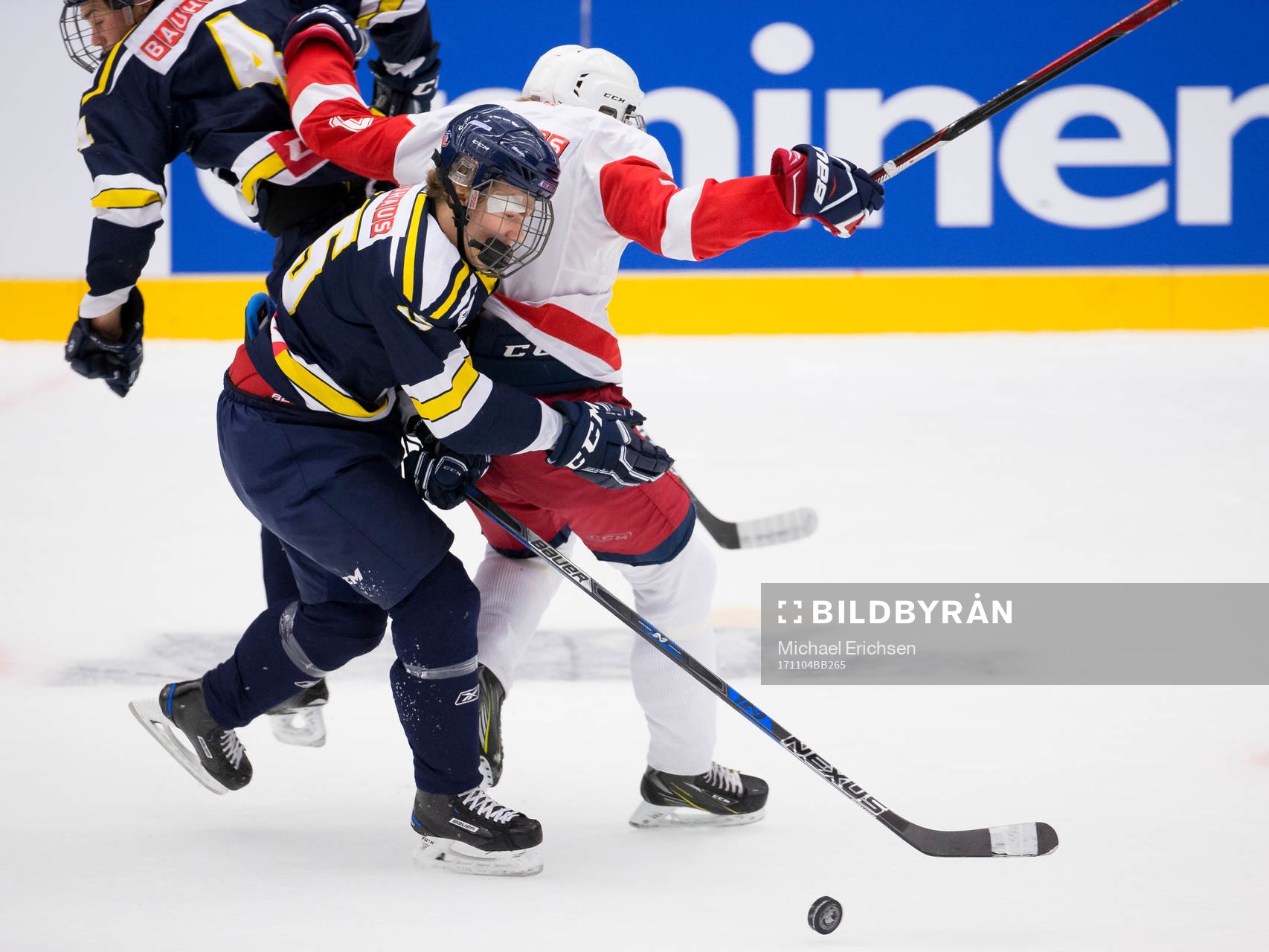 Östergötlands Rasmus Sidén tacklas av Ångermanlands