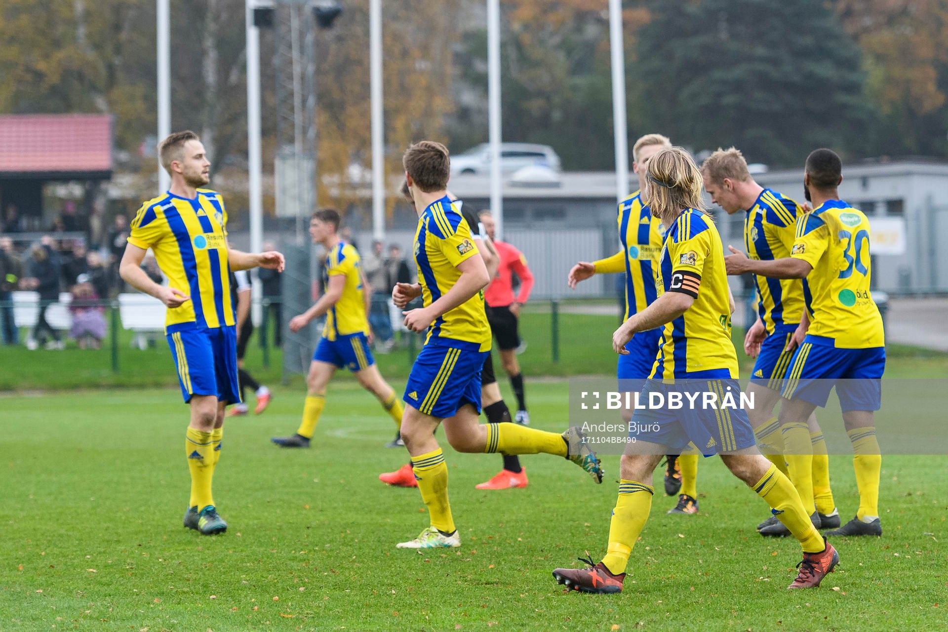 Eskilsminnes spelare jublar efter 1-2 av Mathias Unkuri under en kvalmatch till divison 1 i fotboll mellan Eskilsminne och Lunds BK den 4 november 2017 i Helsingborg .