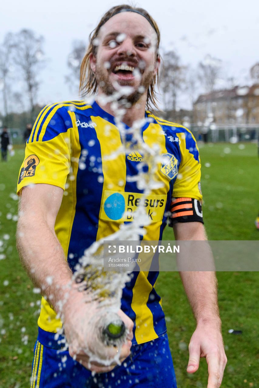 Eskilsminnes Mathias Unkuri jublar