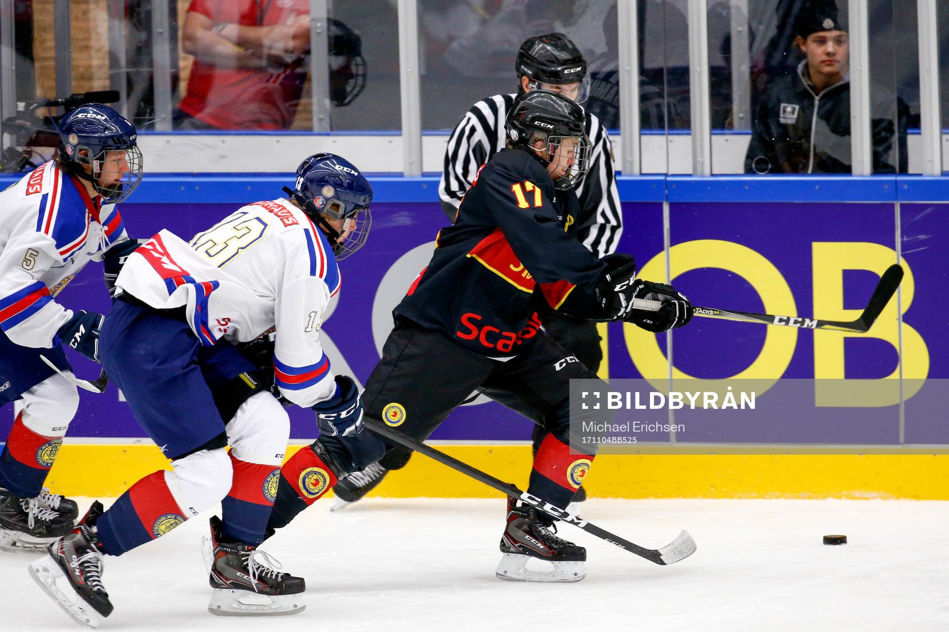 Skånes Hampus Plato med pucken