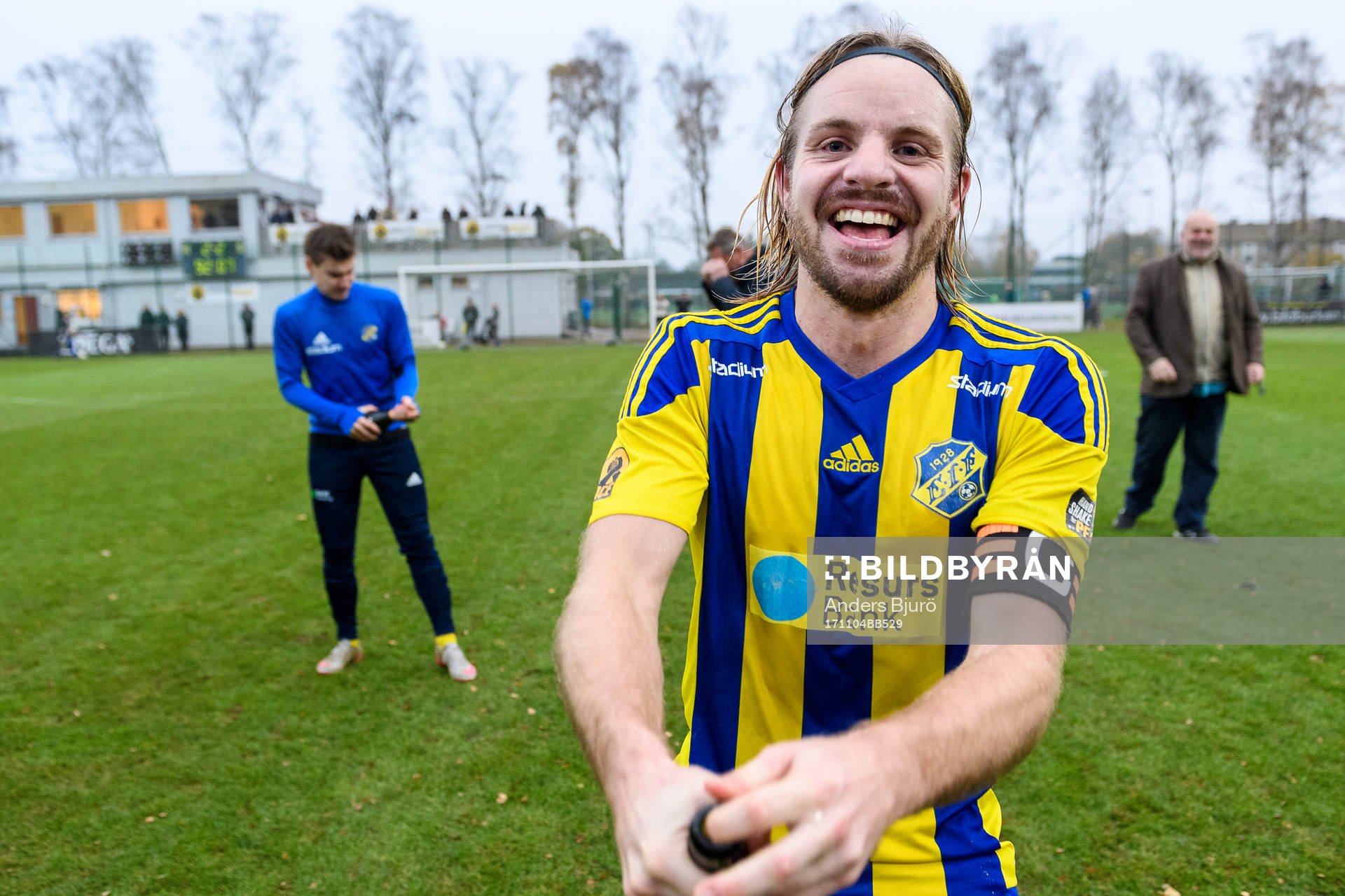 Eskilsminnes Mathias Unkuri jublar