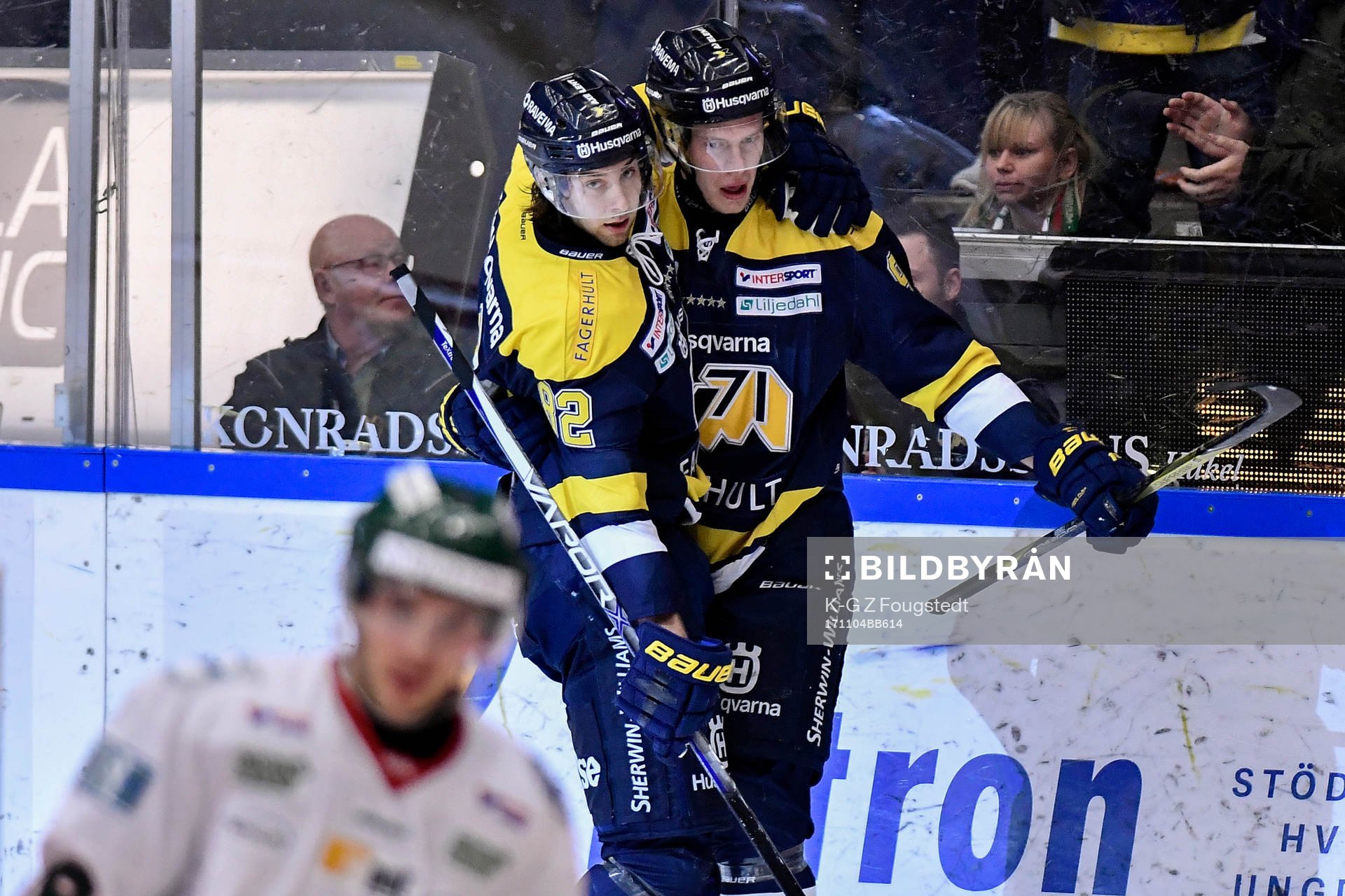 s Kevin Stenlund jublar med Victor Ejdsell som gjort
