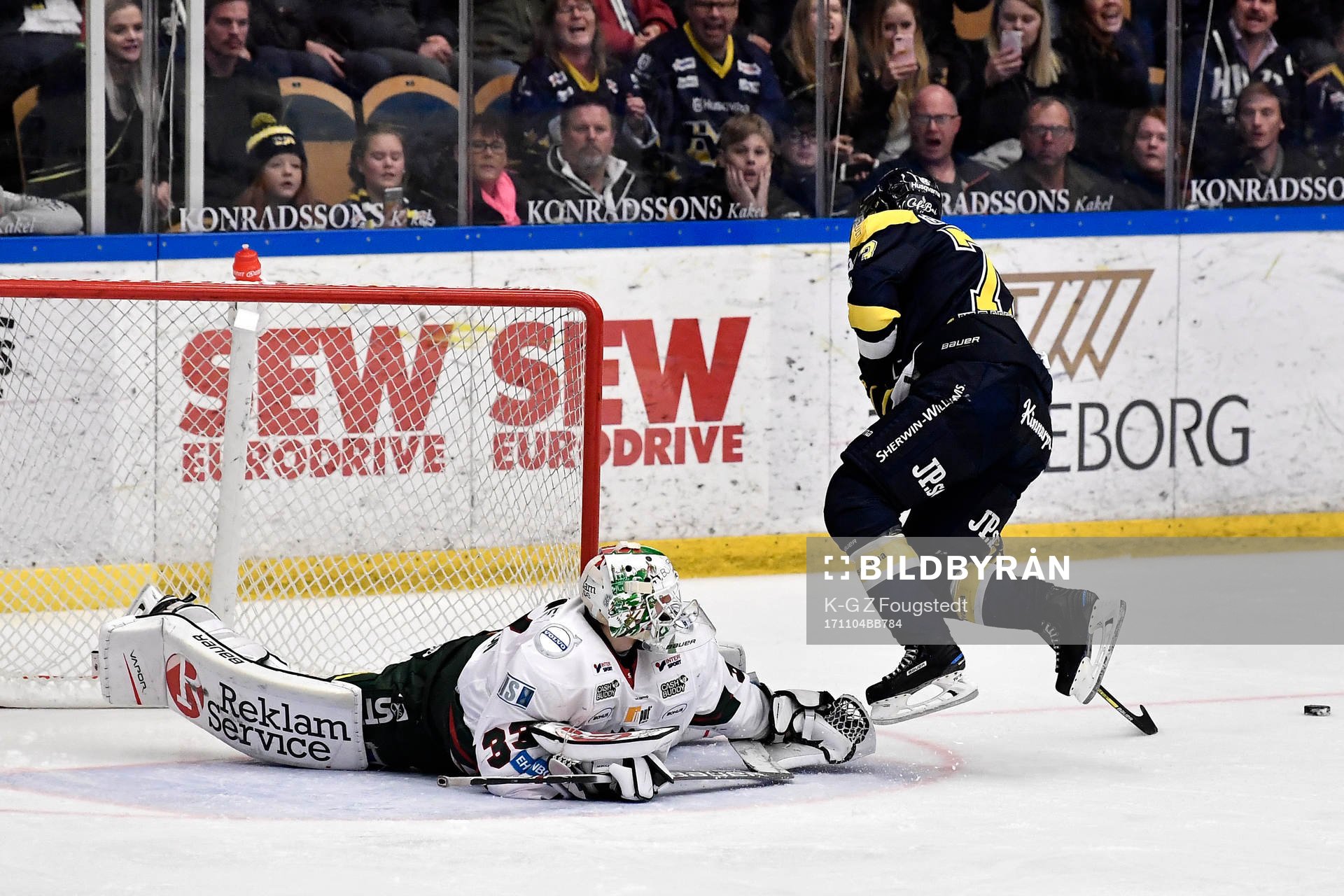 Frölundas målvakt Johan Gustafsson räddar en straff