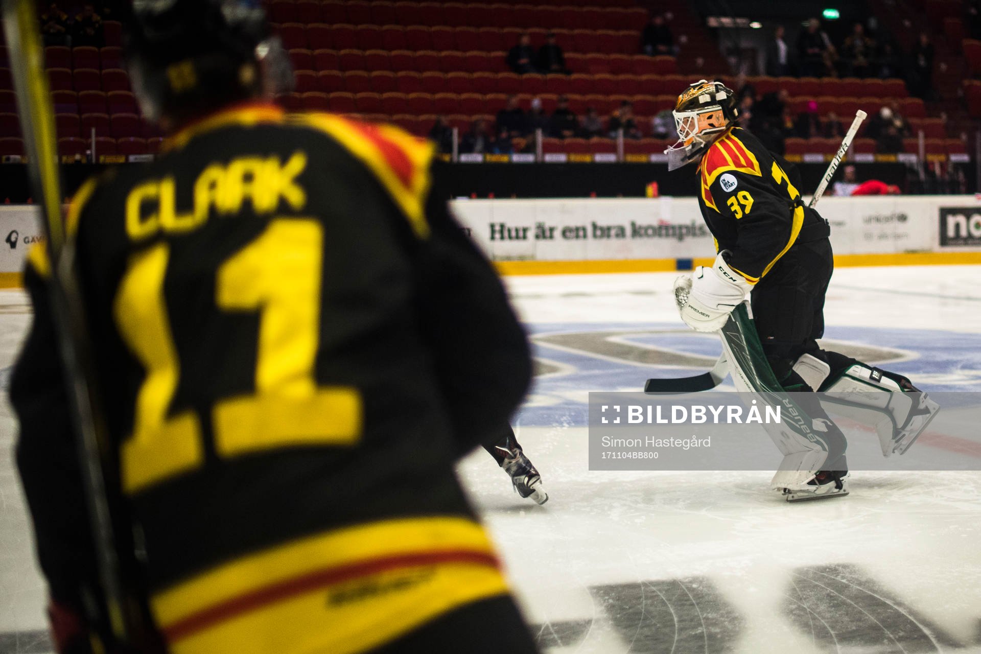 Brynäs Kevin Clark och målvakt Linus Fernström före