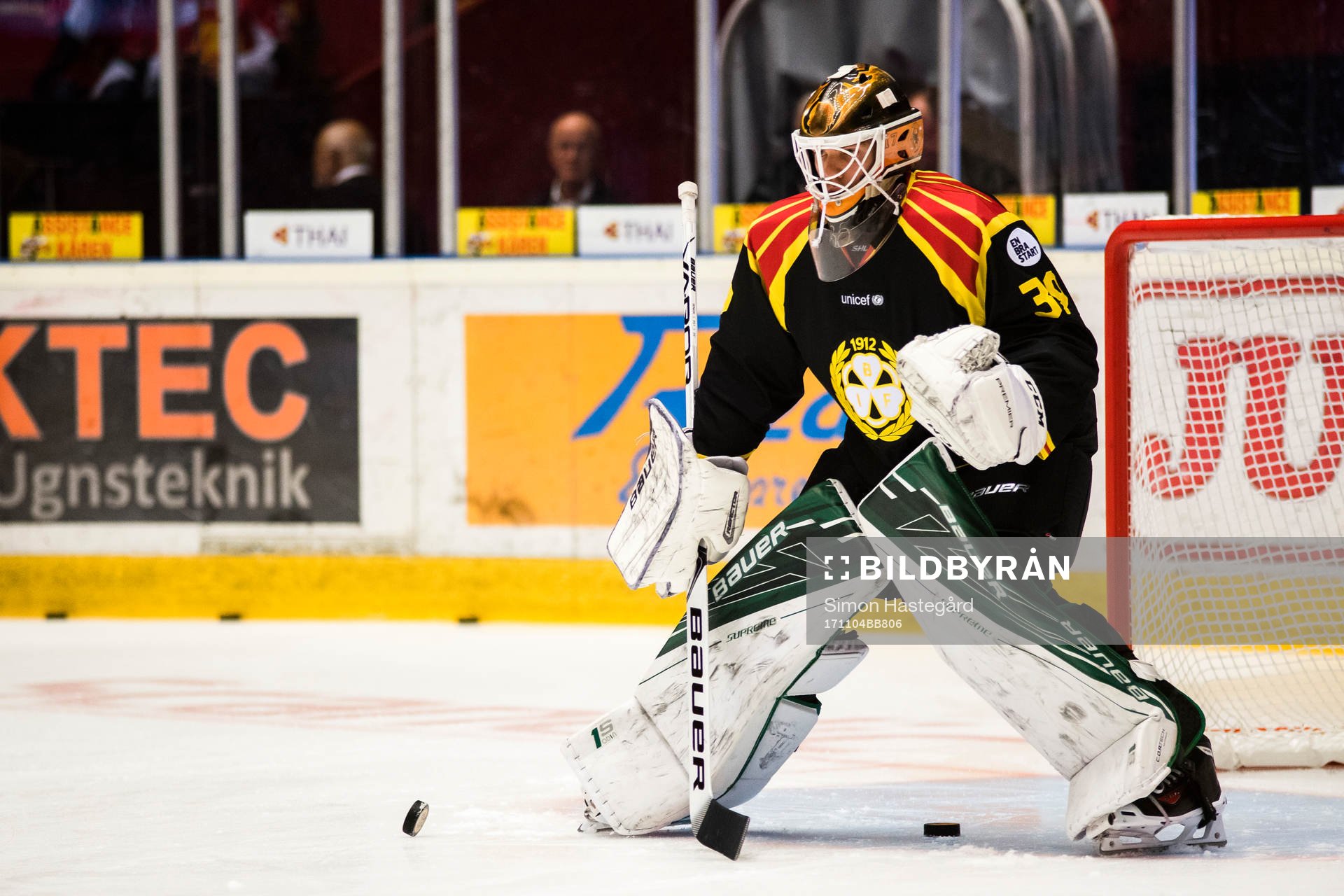 Brynäs målvakt Linus Fernström före ishockeymatchen i