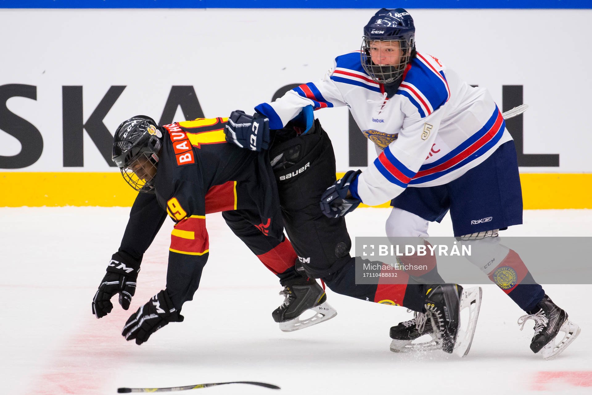 Stockholm Syds Filip Bratt tacklar Skånes Daniel Selway