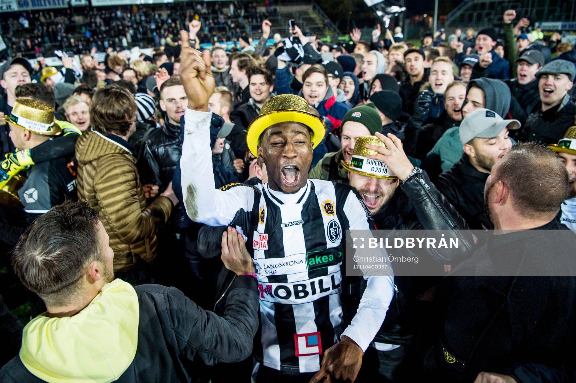 Landskronas spelare Karim Sadat jublar efter vinsten i fotbollsmatchen i Division 1 Södra mellan Landskrona och Karlskrona den 4 november 2017 i Landskrona.