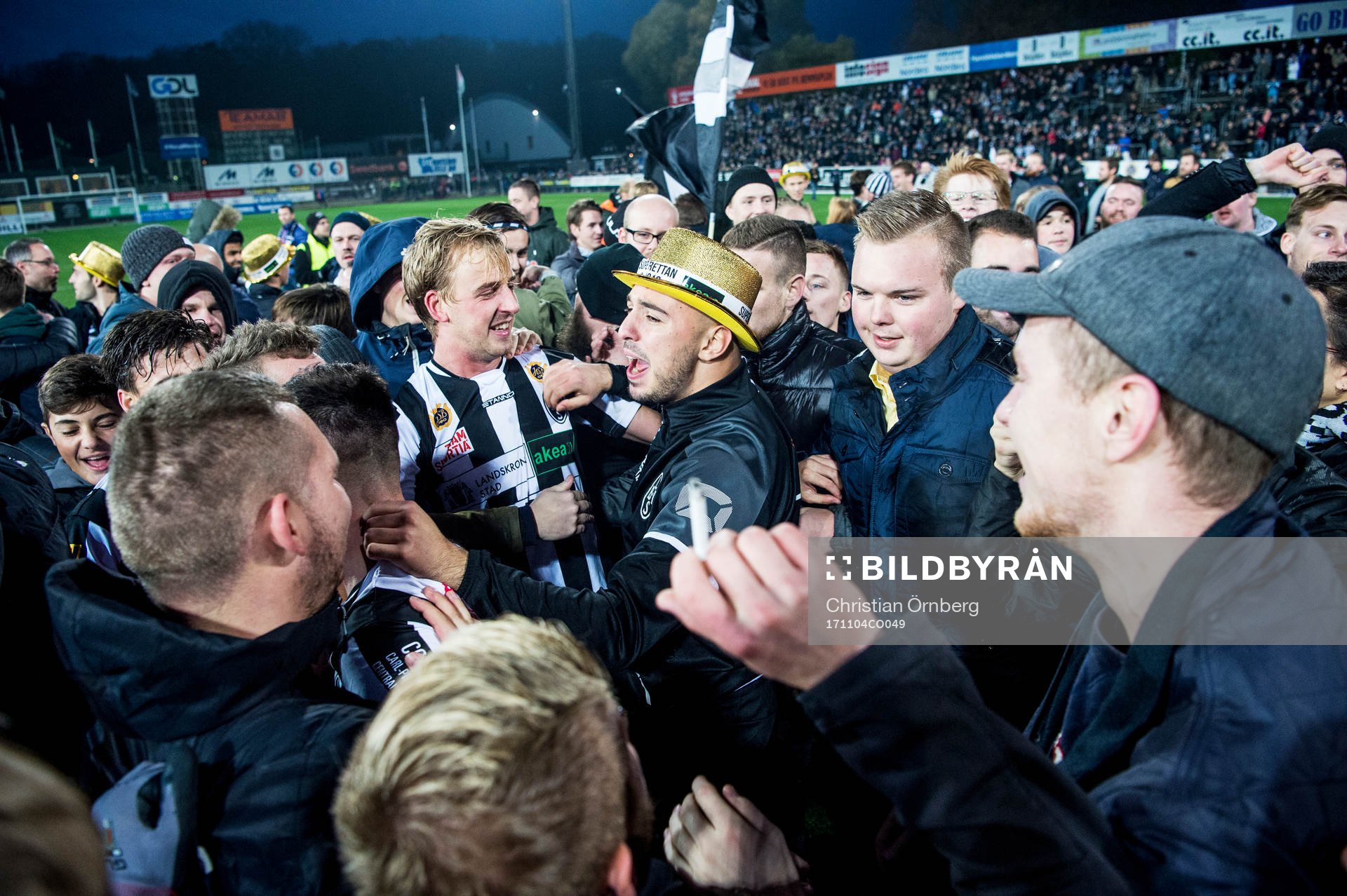 Landskronas spelare jublar med publiken efter vinsten i fotbollsmatchen i Division 1 Södra mellan Landskrona och Karlskrona den 4 november 2017 i Landskrona.