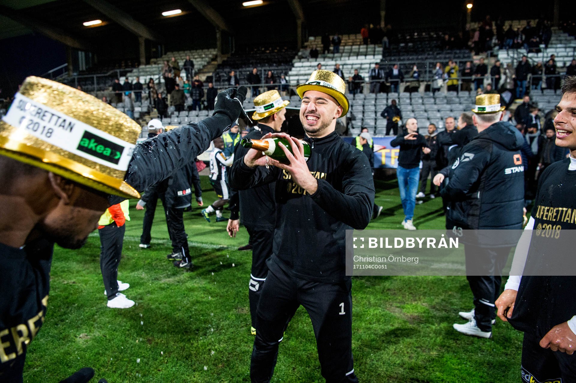 Landskronas målvakt Amr Kaddoura och Dino Mesic hjälper