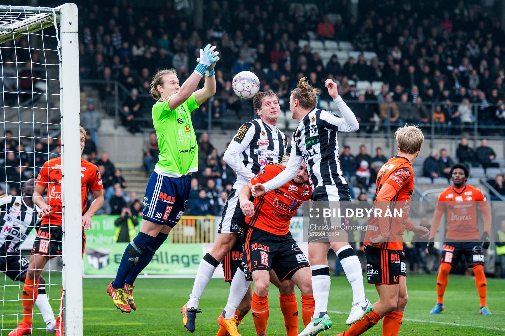 Karlskronas målvakt Philip Olsson och Eric Petersson mot Landskronas Philip Andersson och Måns Ekvall under fotbollsmatchen i Division 1 Södra mellan Landskrona och Karlskrona den 4 november 2017 i Landskrona.