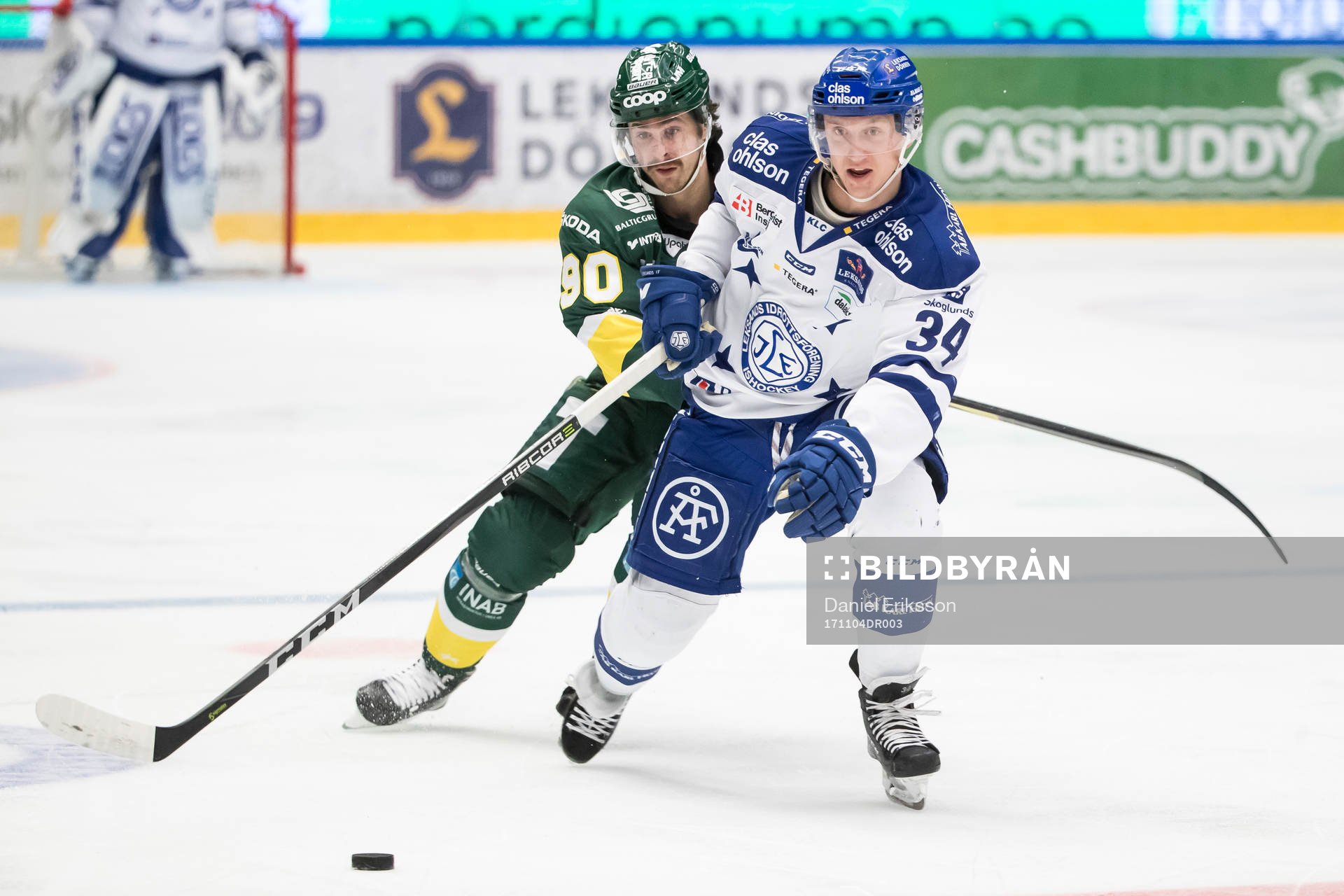 Björklövens Alex Hutchings jagar Leksands Olle Alsing  i