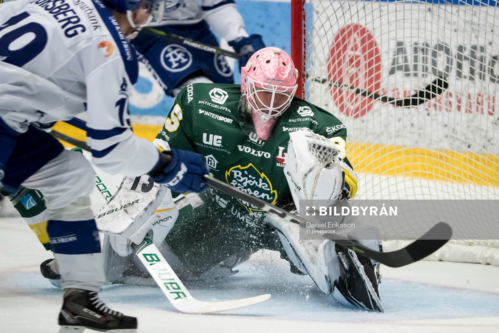 Björklövens målvakt Adam Werner räddar chans från