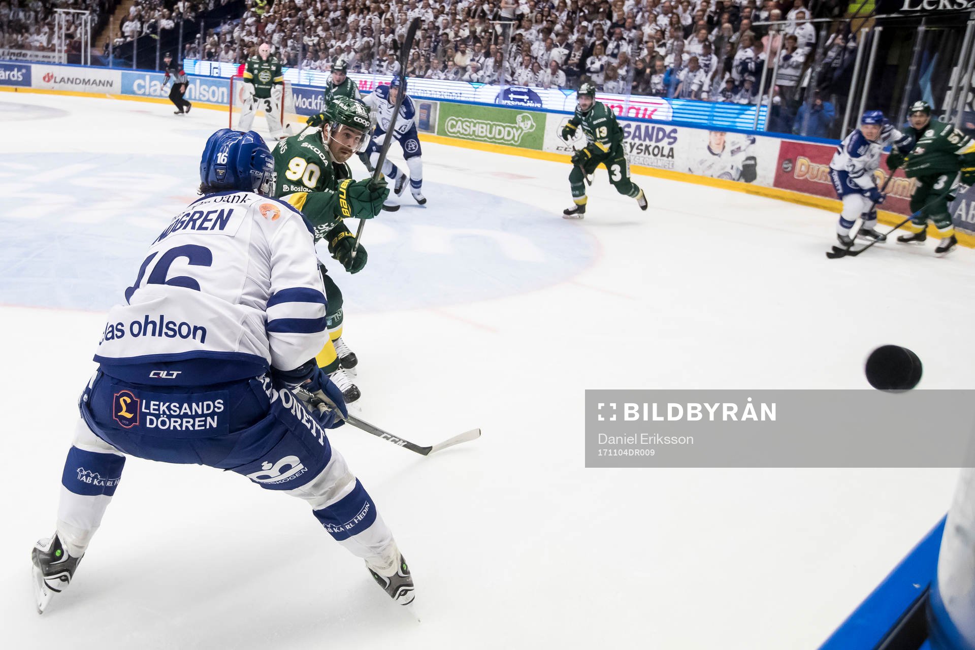 Björklövens Alex Hutchings rensar pucken förbi Leksands
