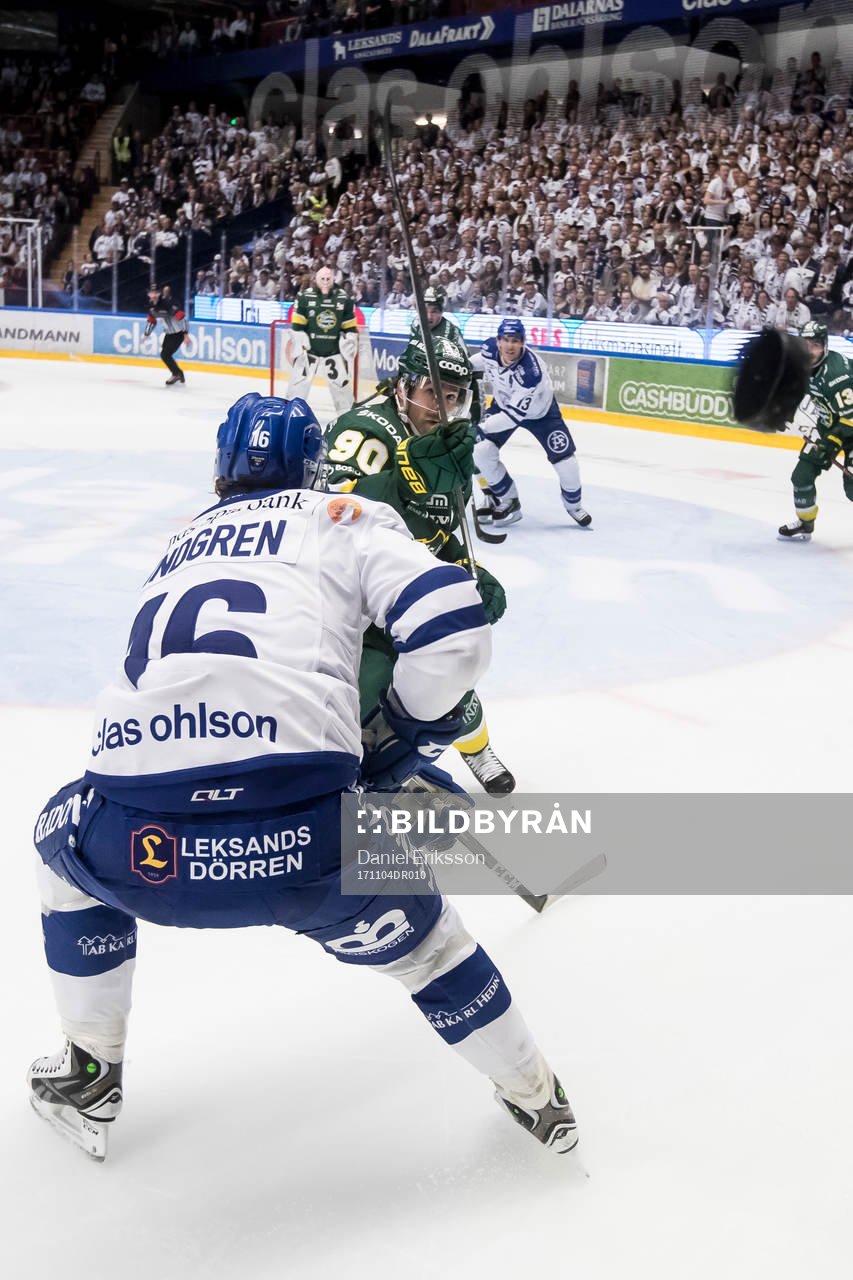 Björklövens Alex Hutchings rensar pucken förbi Leksands