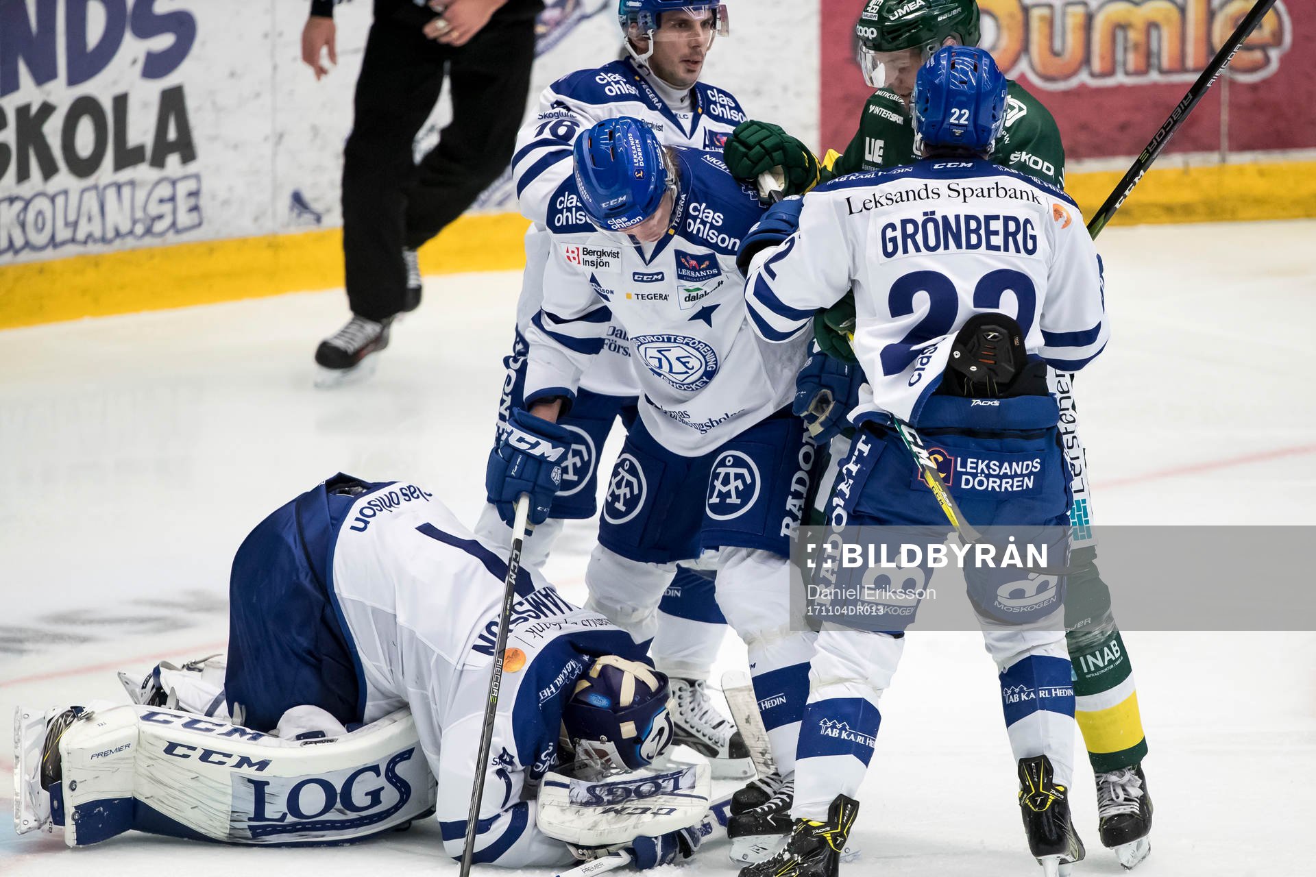 Leksands målvakt Tex Williamsson blockerar pucken Leksands