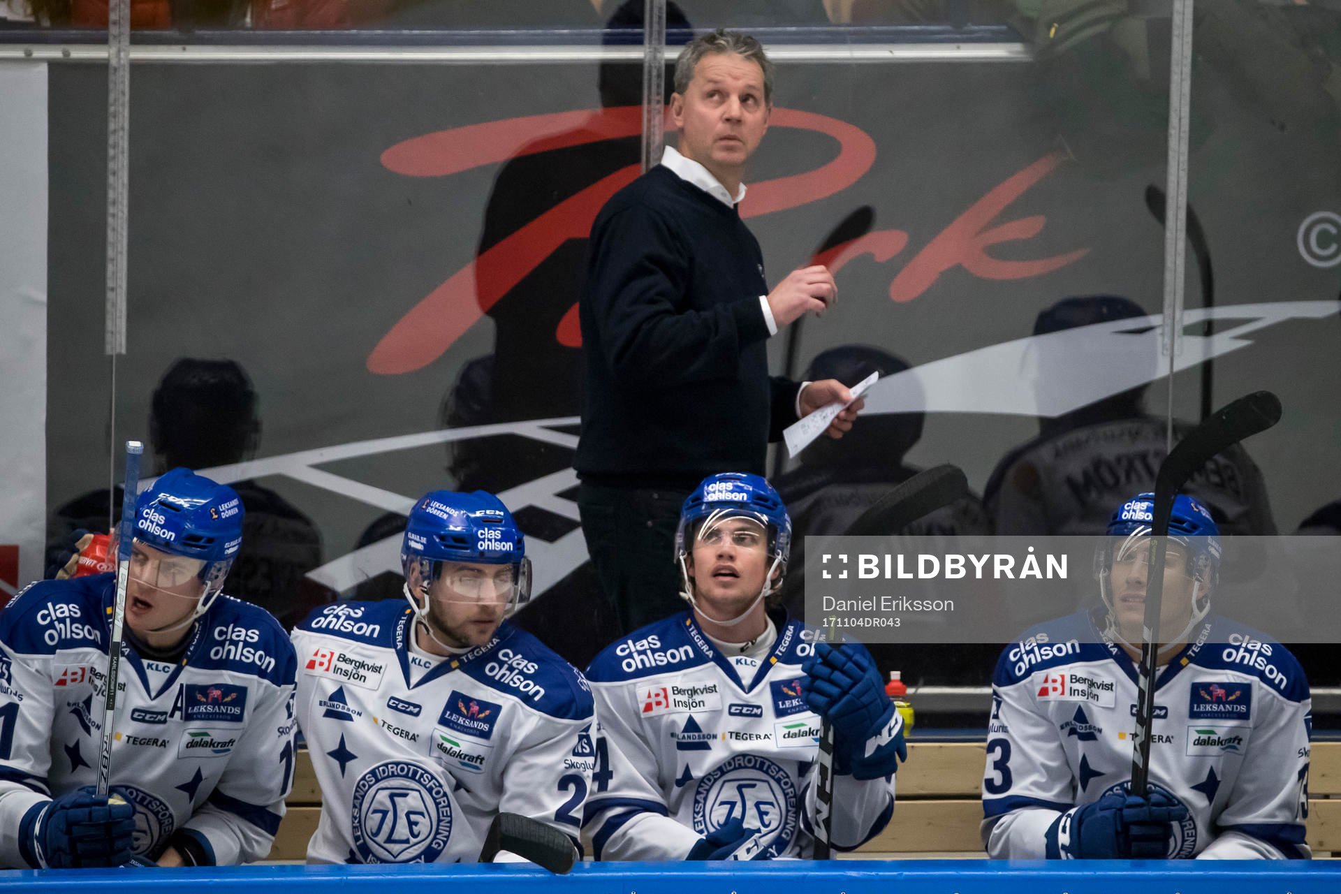 Leksands assisterande tränare Jens Nielsen bakom Martin