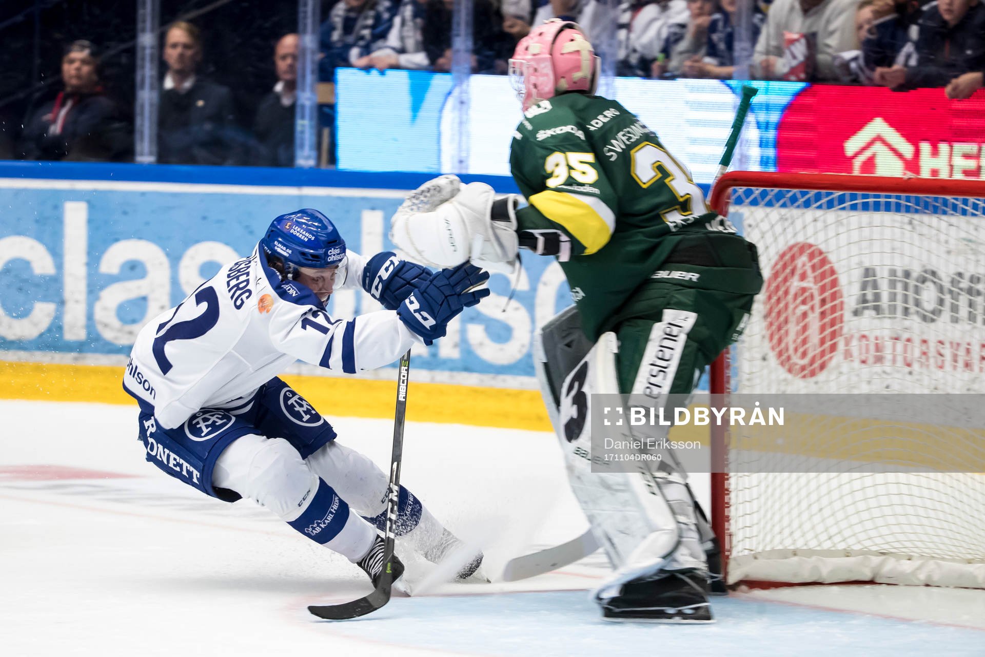 Leksands Fredrik Forsberg framför Björklövens målvakt