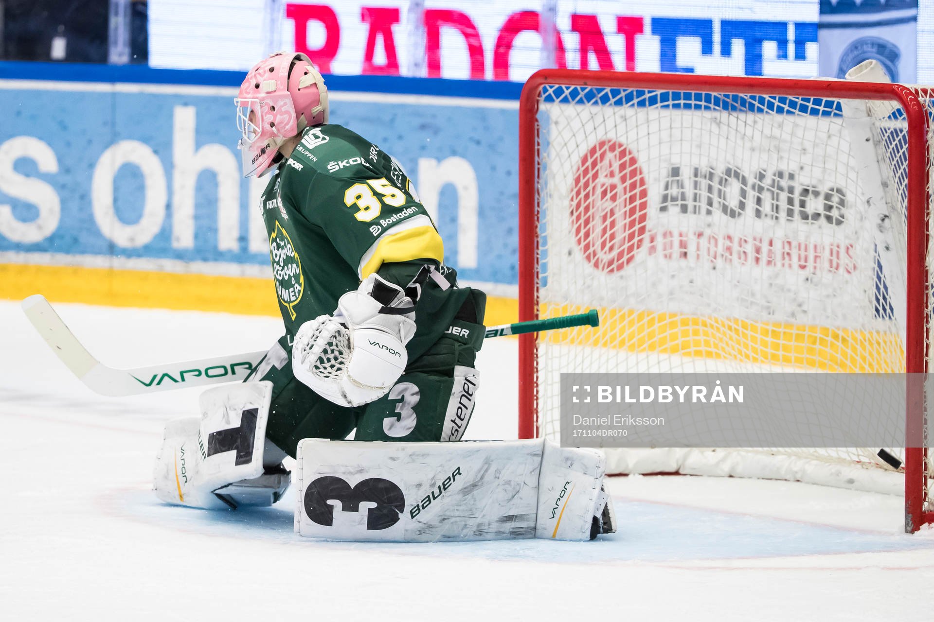 2-1 bakom Björklövens målvakt Adam Werner  i