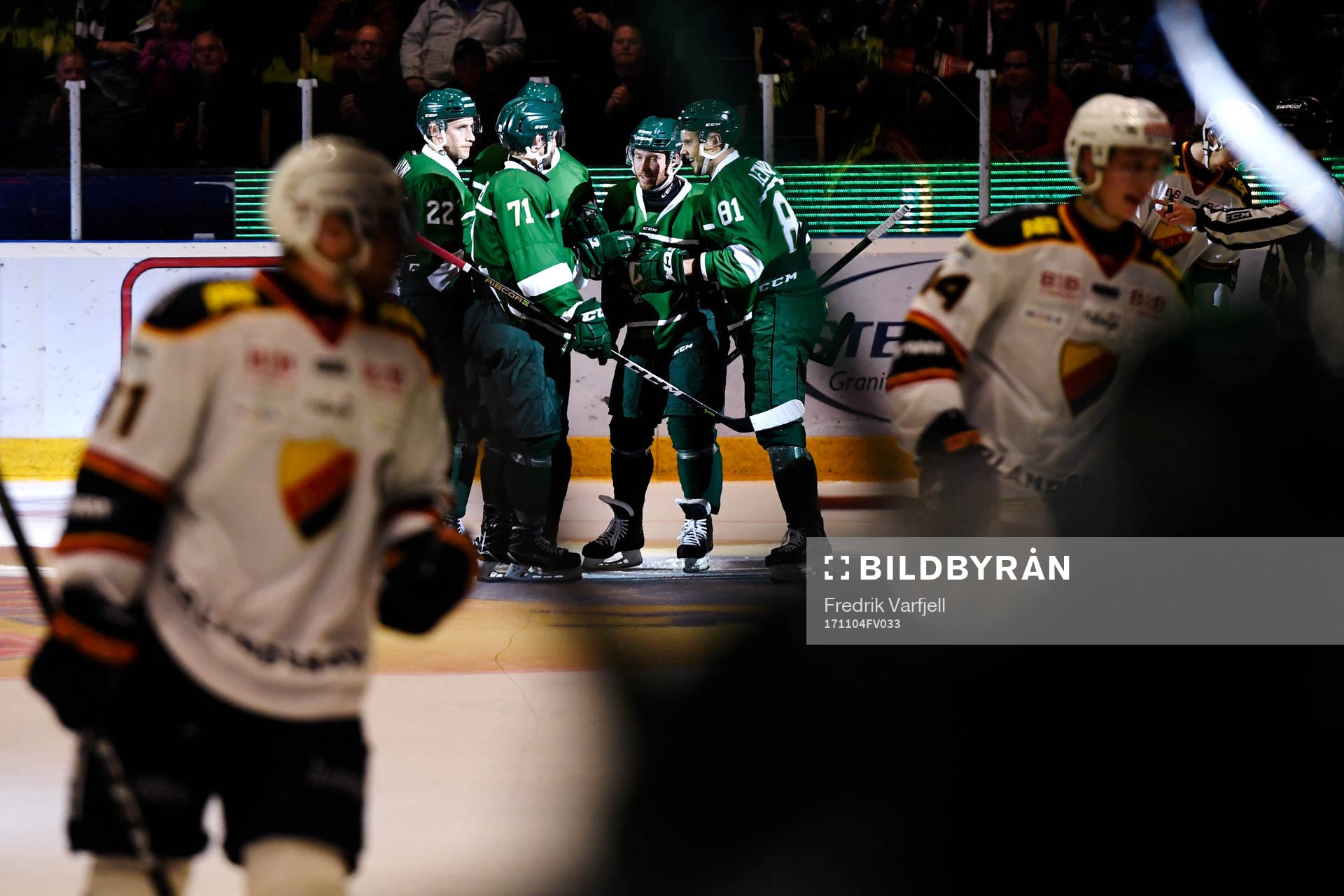 Färjestads Dick Axelsson jublar med lagkamrater