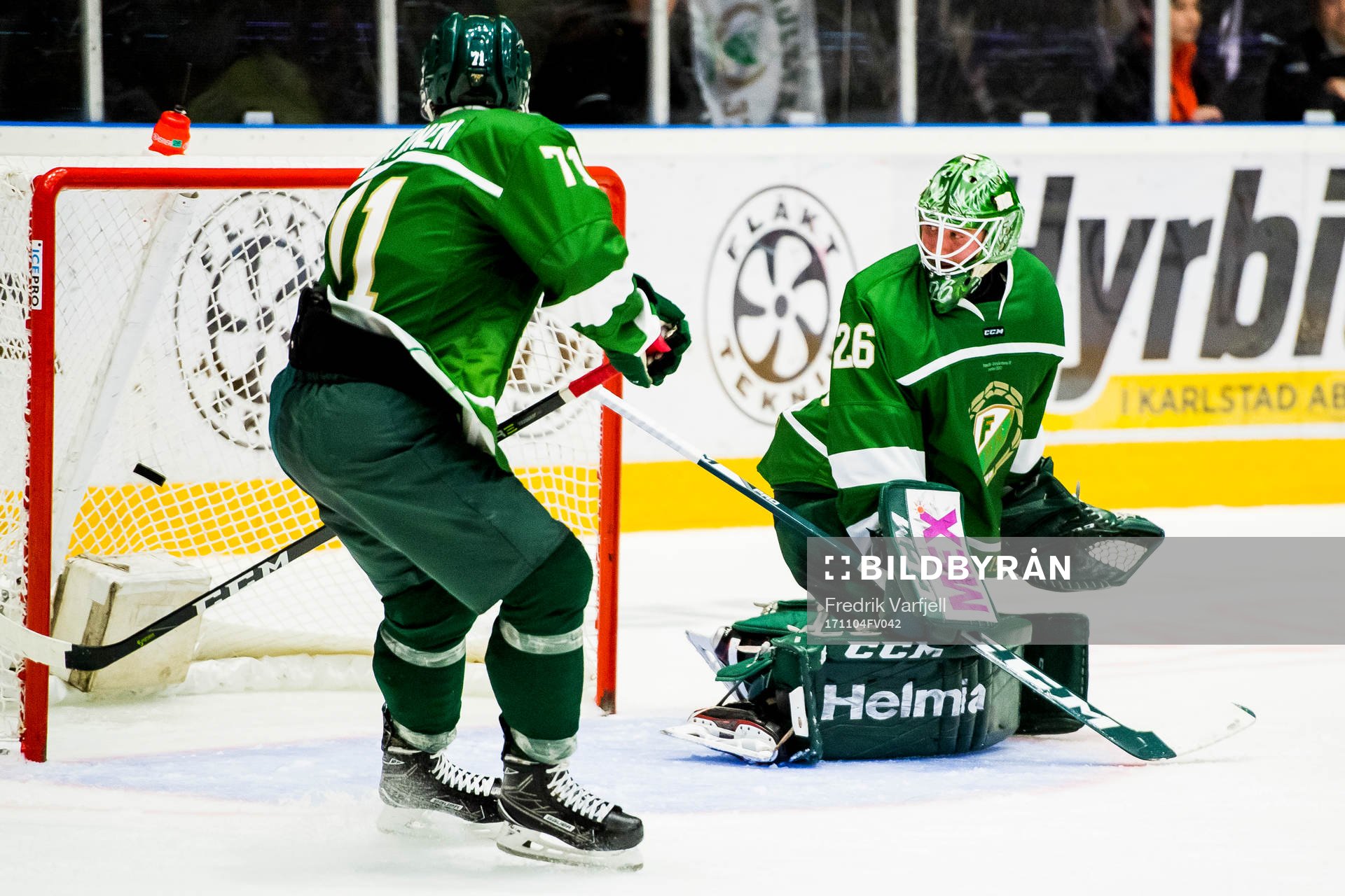 Färjestads målvakt Stefan Steen ser pucken i gå til 2-1