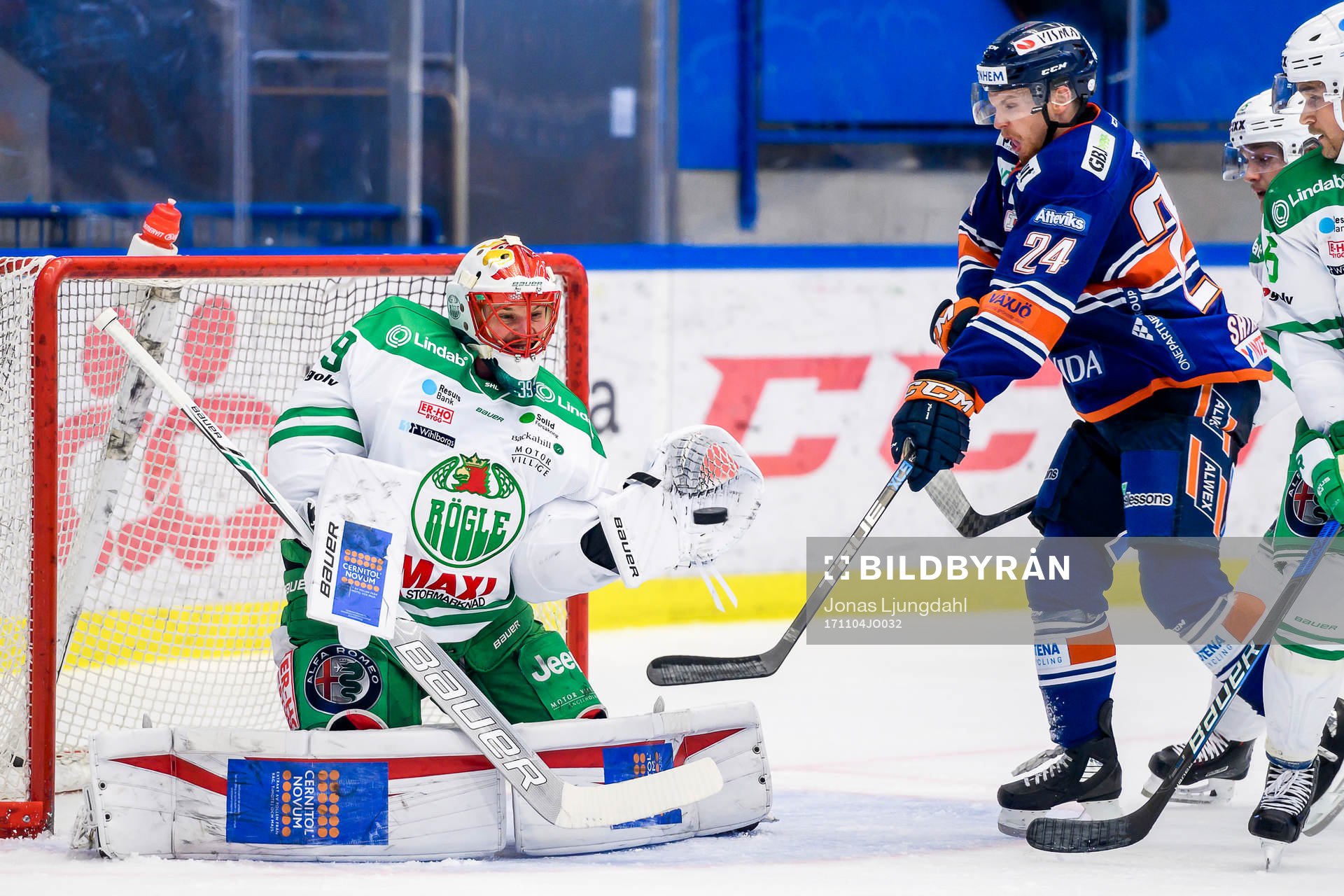 Växjös Brendan Shinnimin oroar framför Rögles målvakt
