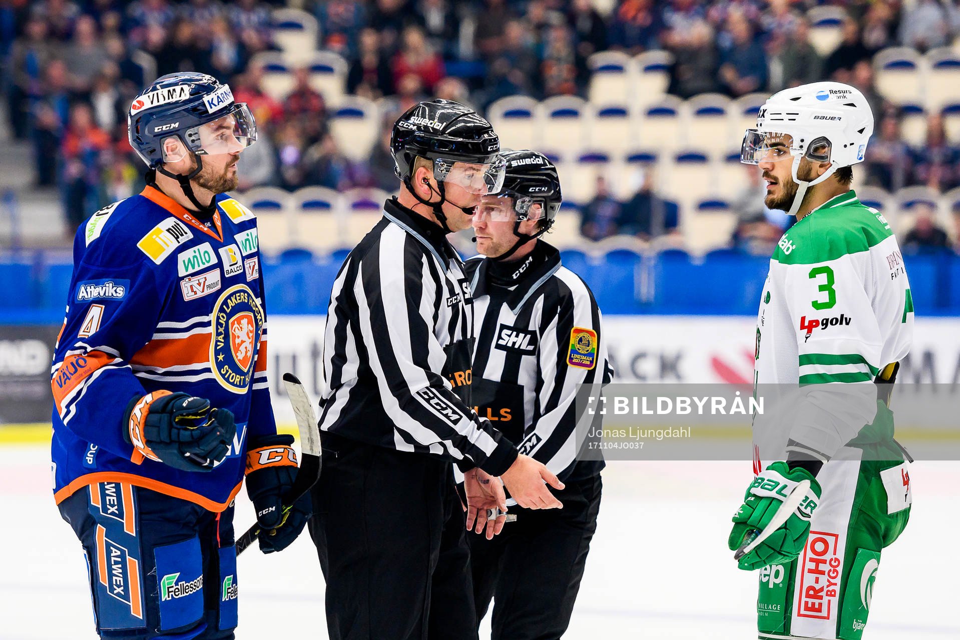 Växjös Noah Welch pratar med Rögles Almen Bibic