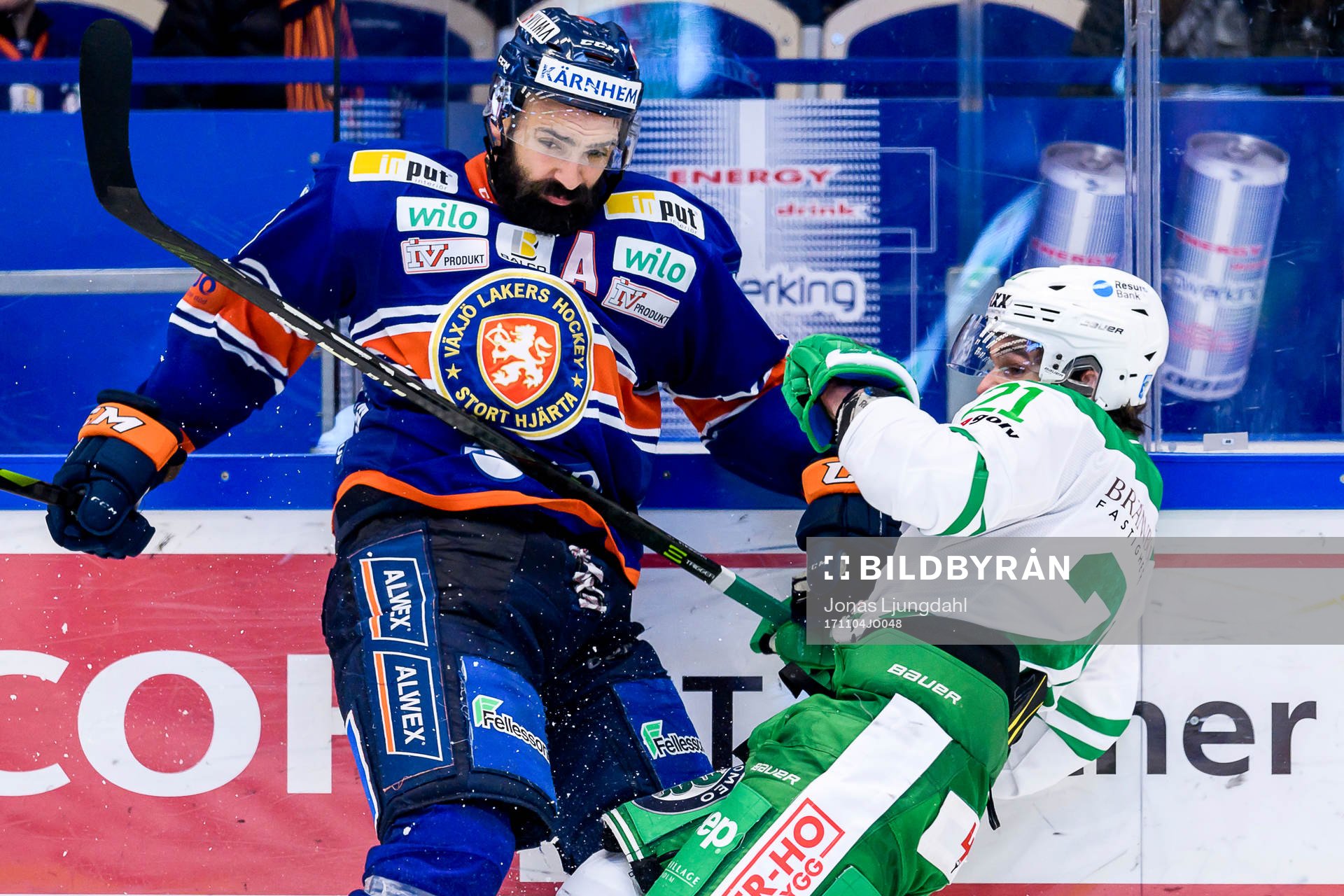 Växjös Daniel Rahimi tacklar Rögles Kevin Gagné