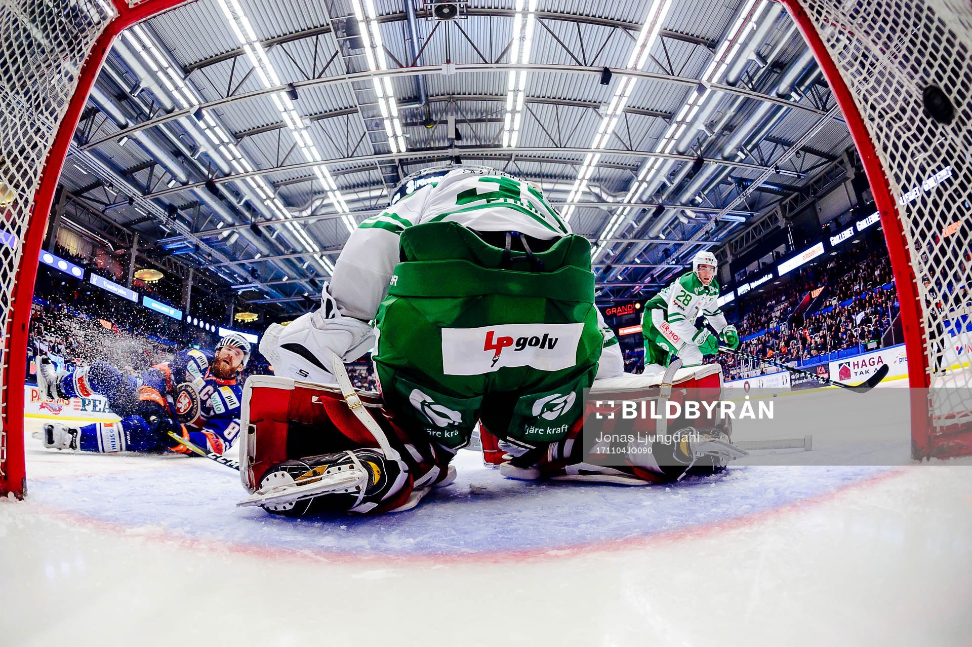 Växjös Liam Reddox skjuter pucken i mål bakom Rögles