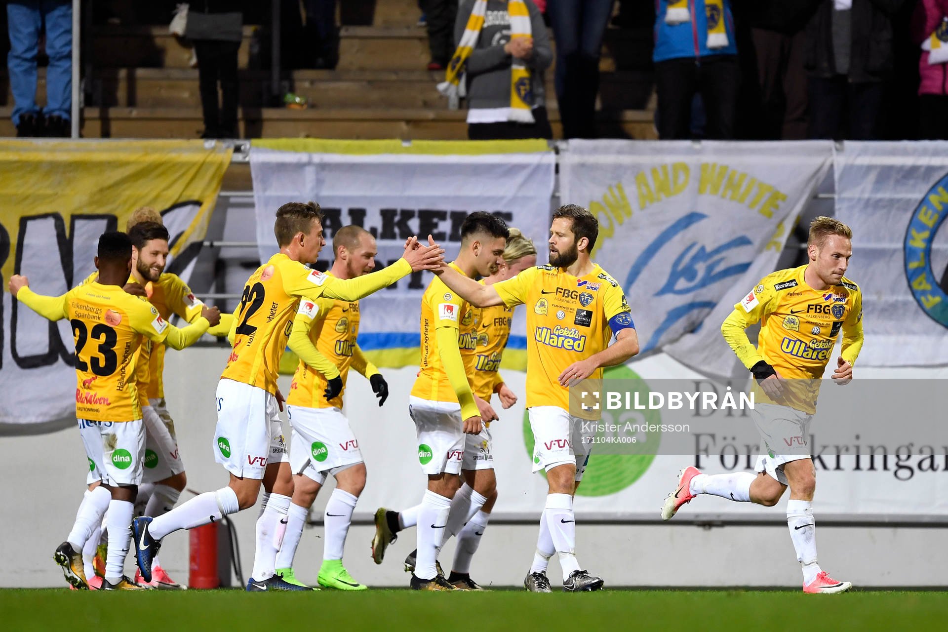 Falkenbergs Per Karlsson jublar med lagkamraer efter att han gjort 1-0-målet under fotbollsmatchen i Superettan mellan Falkenberg och Frej Täby den 4 november 2017 i Falkenberg.