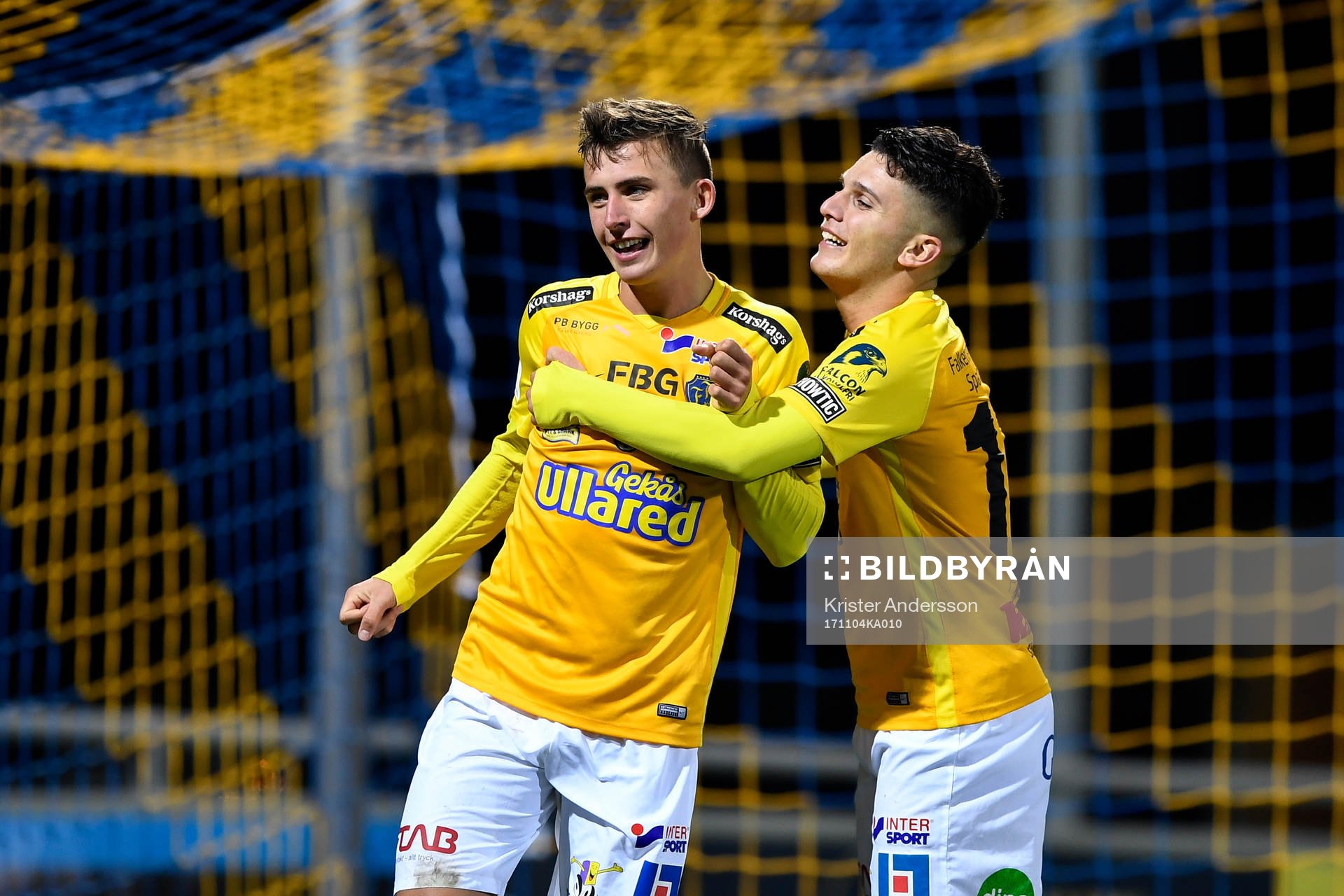 Falkenbergs John Björkengren gör 3-0-målet och jublar med Edi Sylisufaj under fotbollsmatchen i Superettan mellan Falkenberg och Frej Täby den 4 november 2017 i Falkenberg.