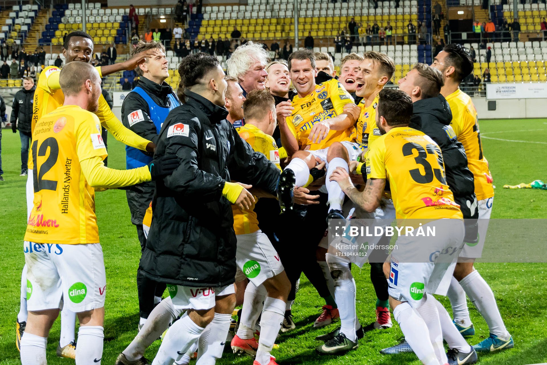 Falkenbergs Stefan Rodevåg hissas av sina lagkamrater