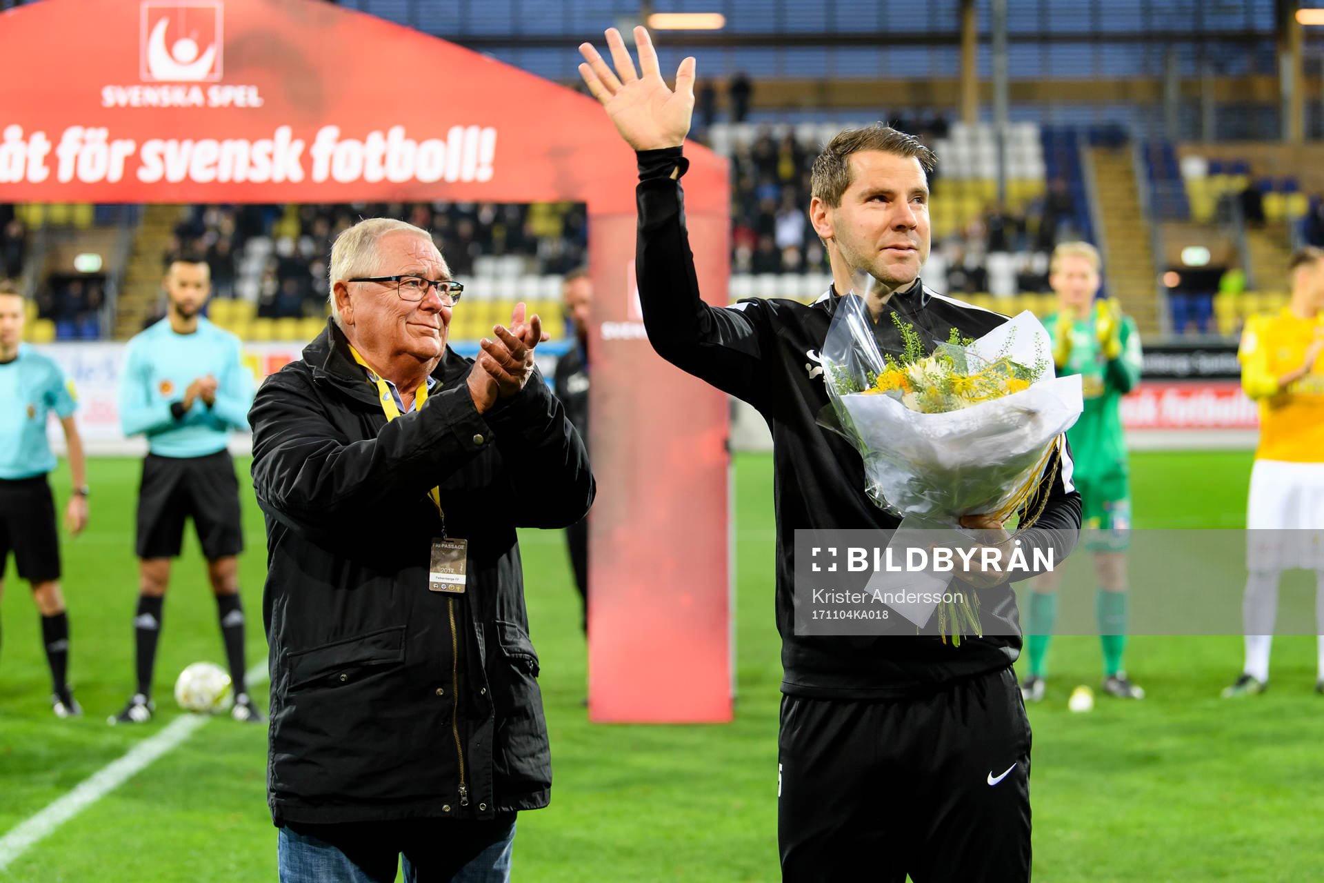 Falkenbergs ordförande Lars-Eric Nilsson tackar av Stefan