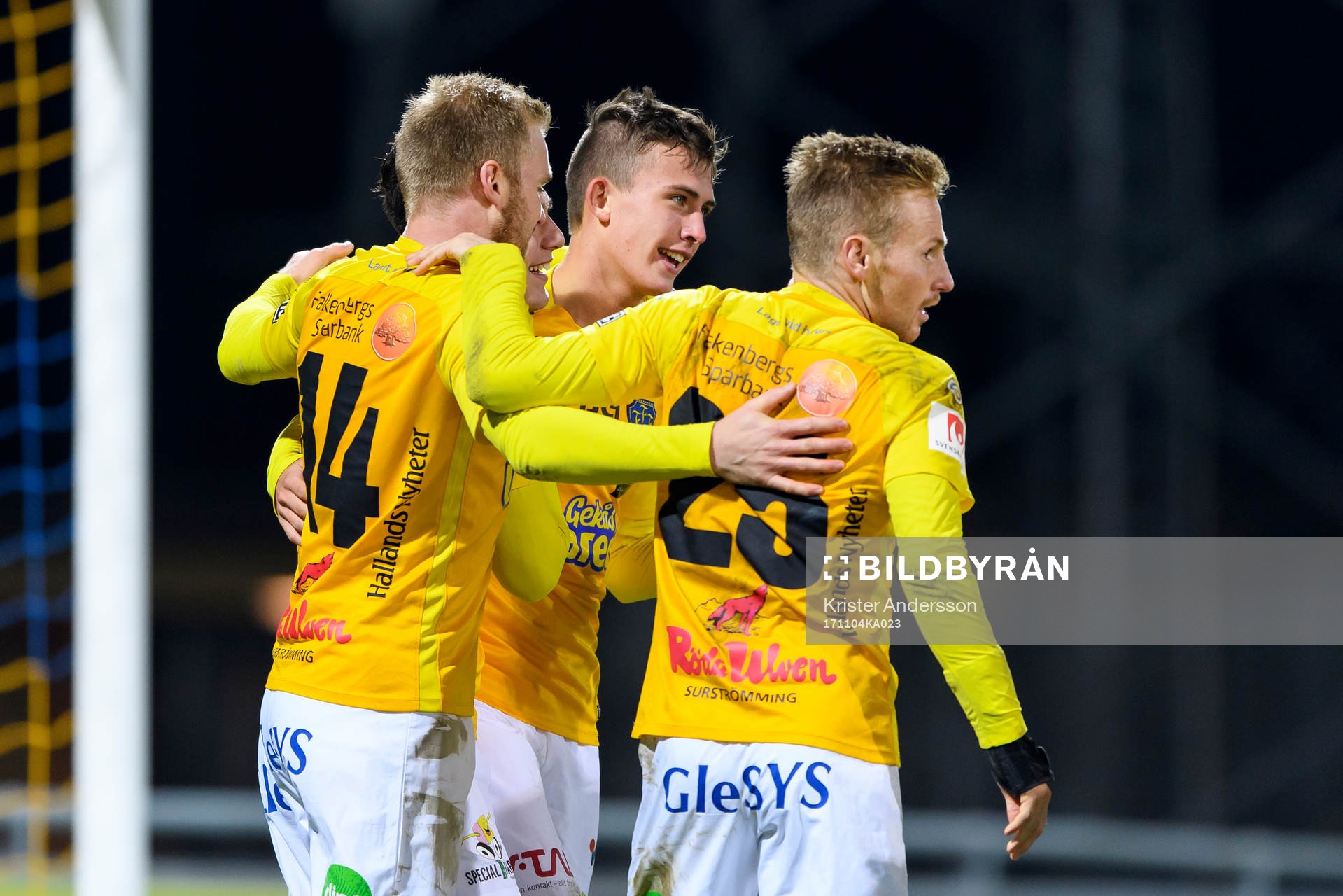 Falkenbergs John Björkengren (mitten) jublar