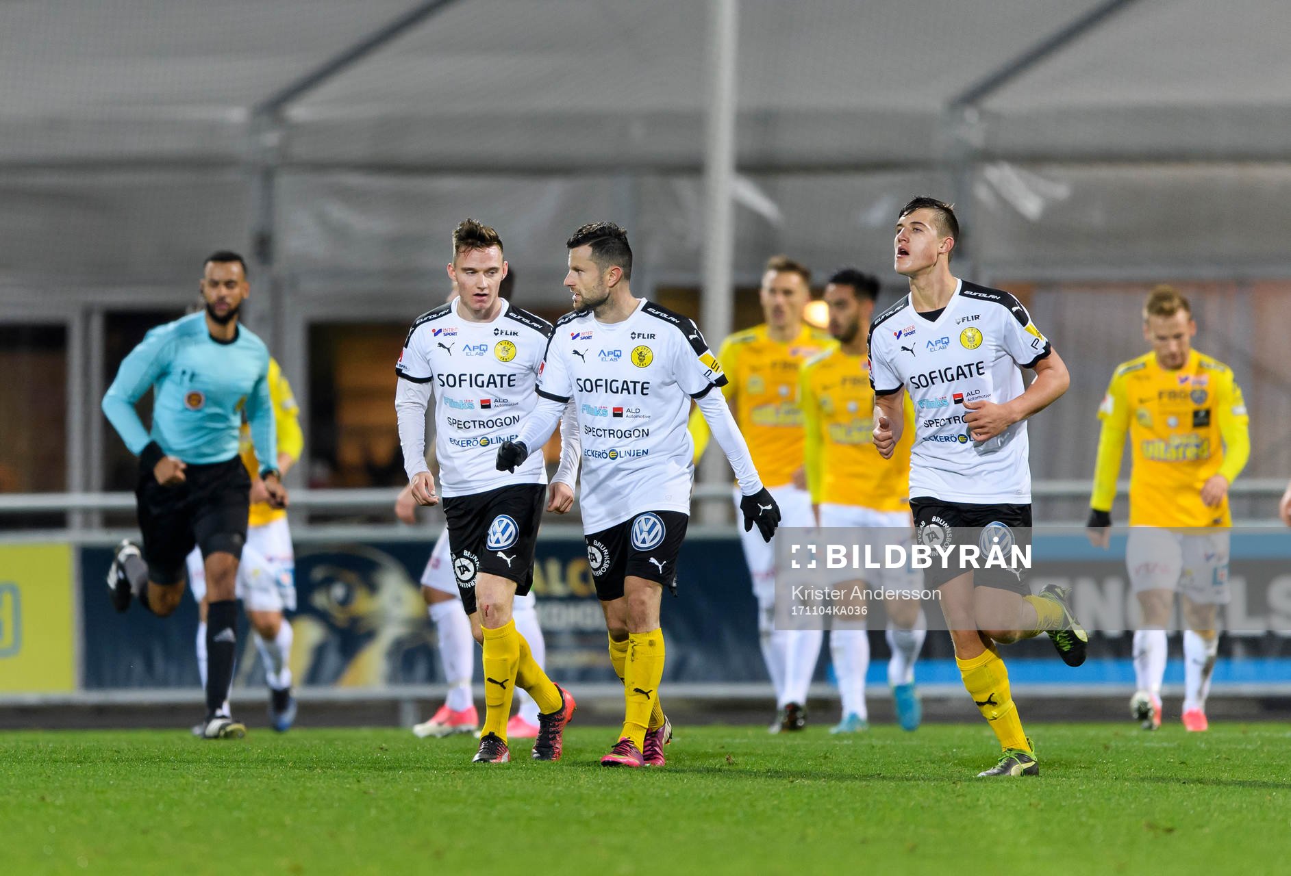 Frejs spelare jublar efter 3-1 av Dusan Jajic under fotbollsmatchen i Superettan mellan Falkenberg och Frej Täby den 4 november 2017 i Falkenberg.