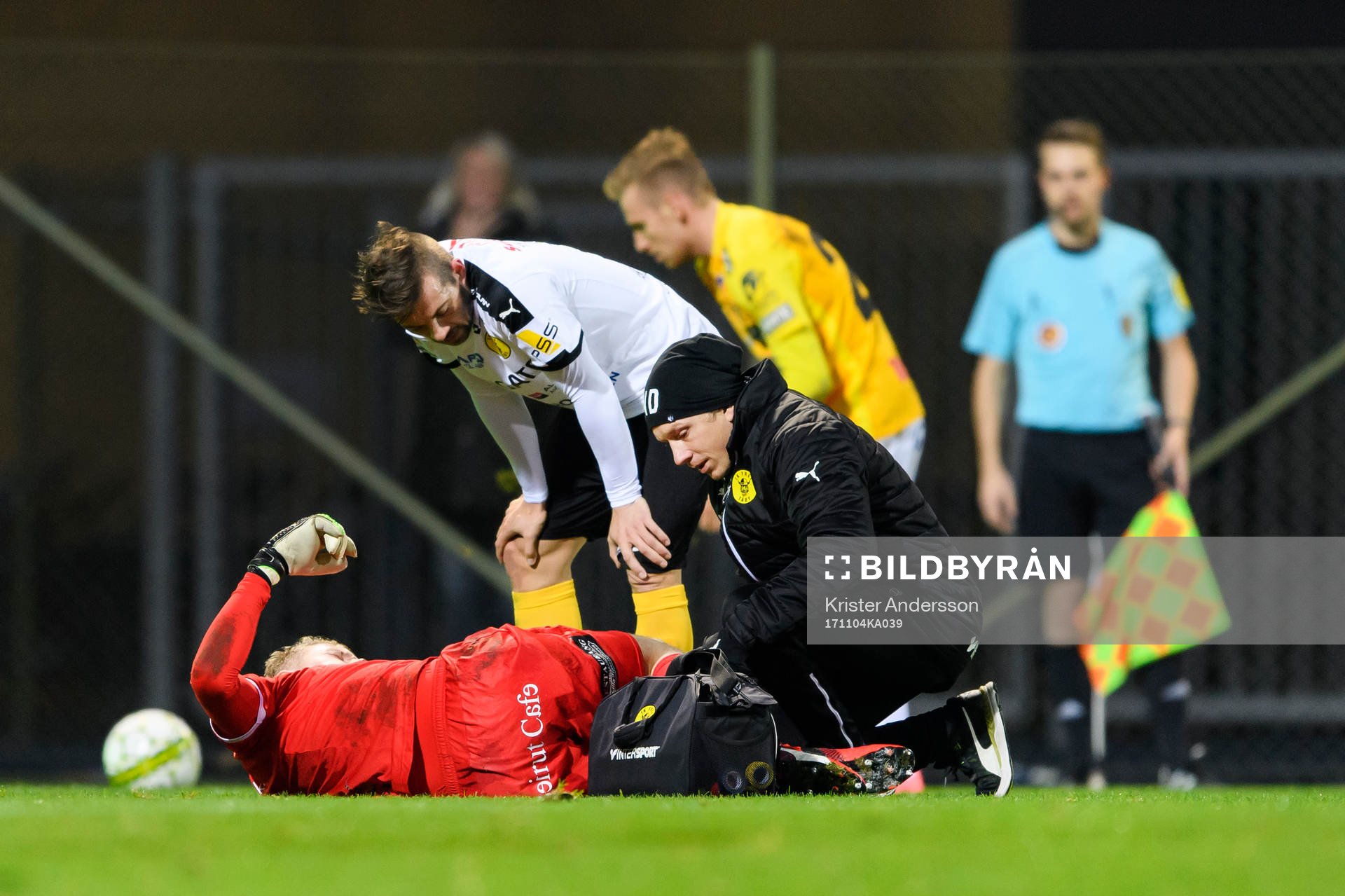 Frejs målvakt Ruben Åhman har gjort sig illa under fotbollsmatchen i Superettan mellan Falkenberg och Frej Täby den 4 november 2017 i Falkenberg.
