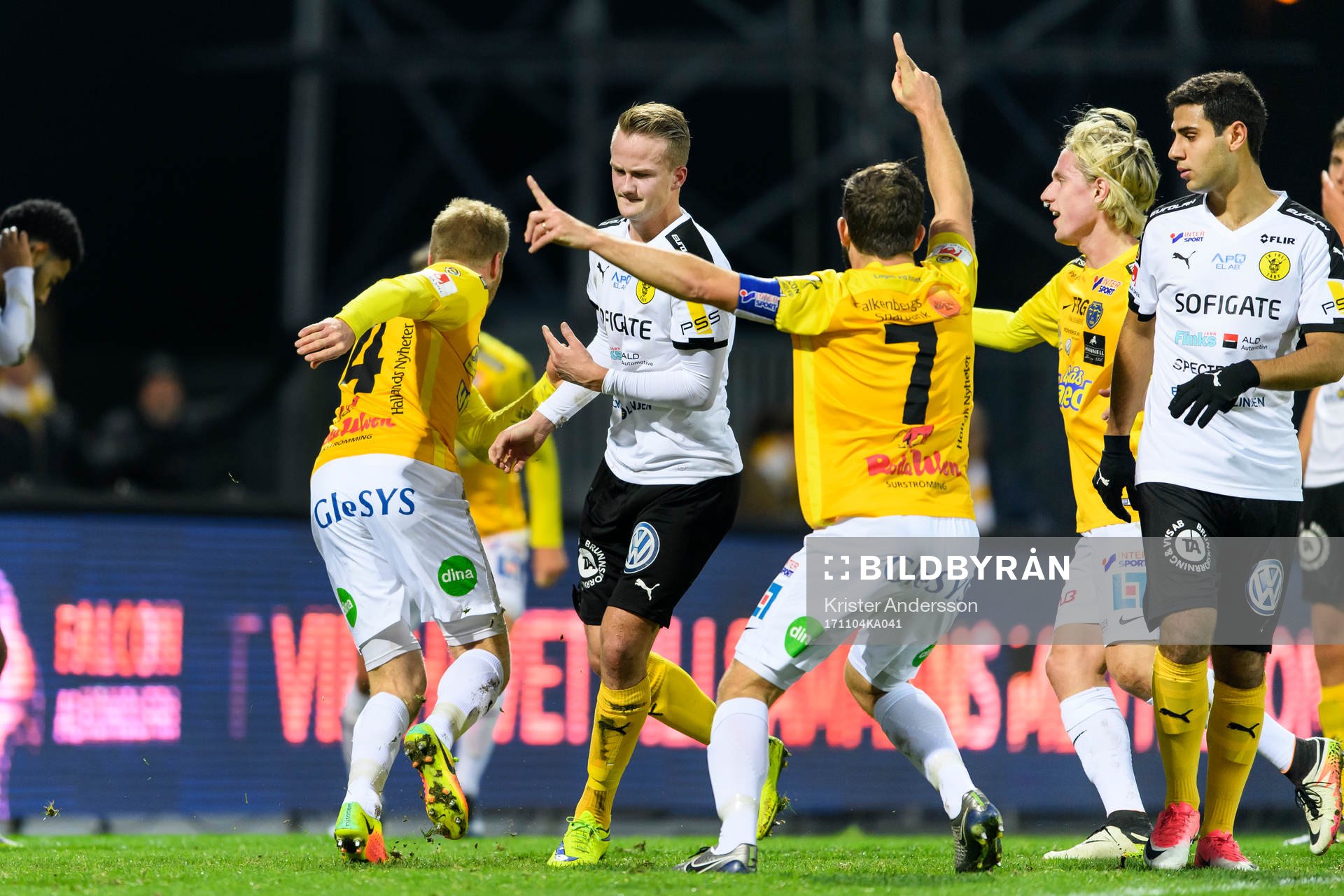 Falkenbergs spelare jublar