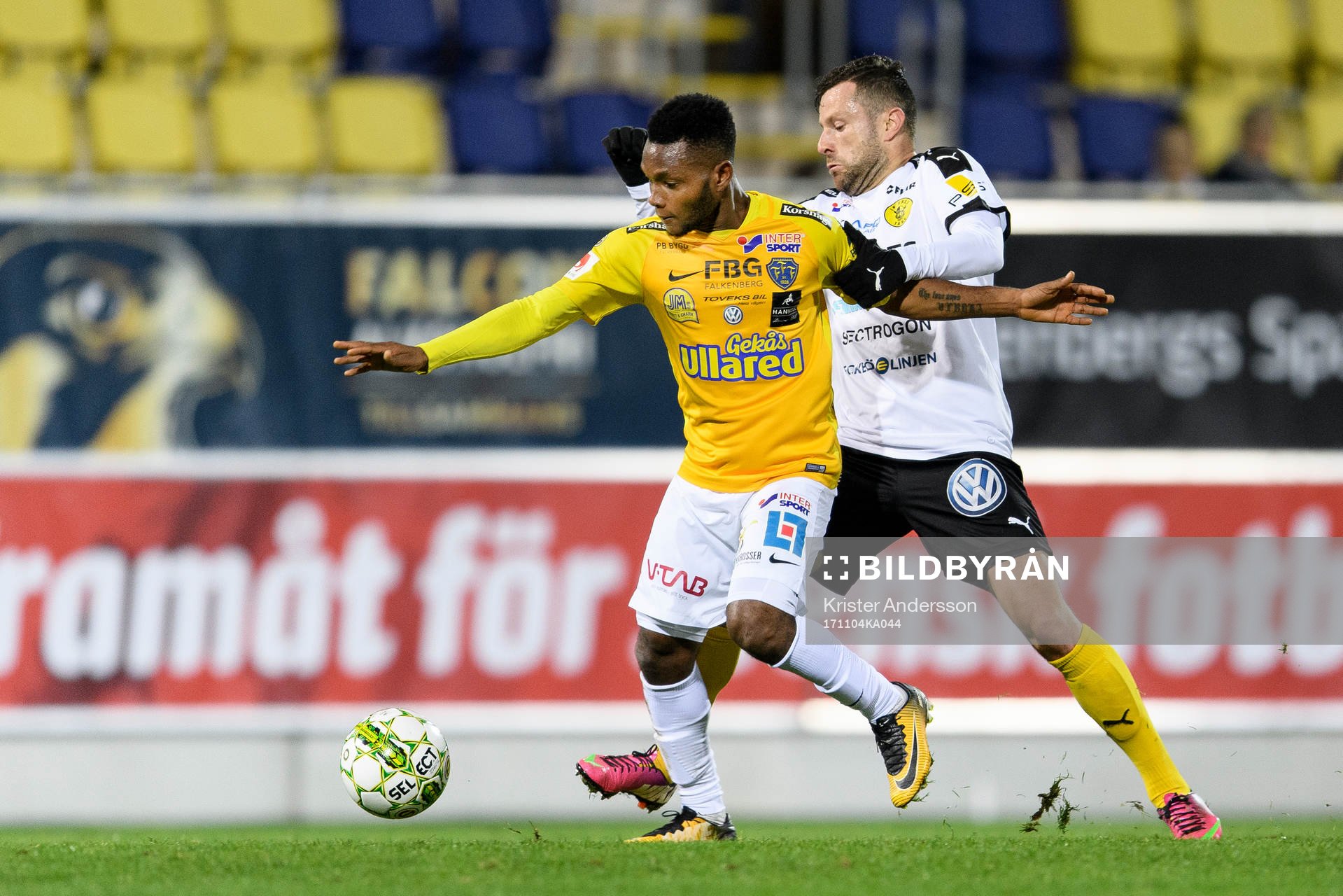 Falkenbergs Enock Kwakwa och Frejs Admir Catovic under fotbollsmatchen i Superettan mellan Falkenberg och Frej Täby den 4 november 2017 i Falkenberg.