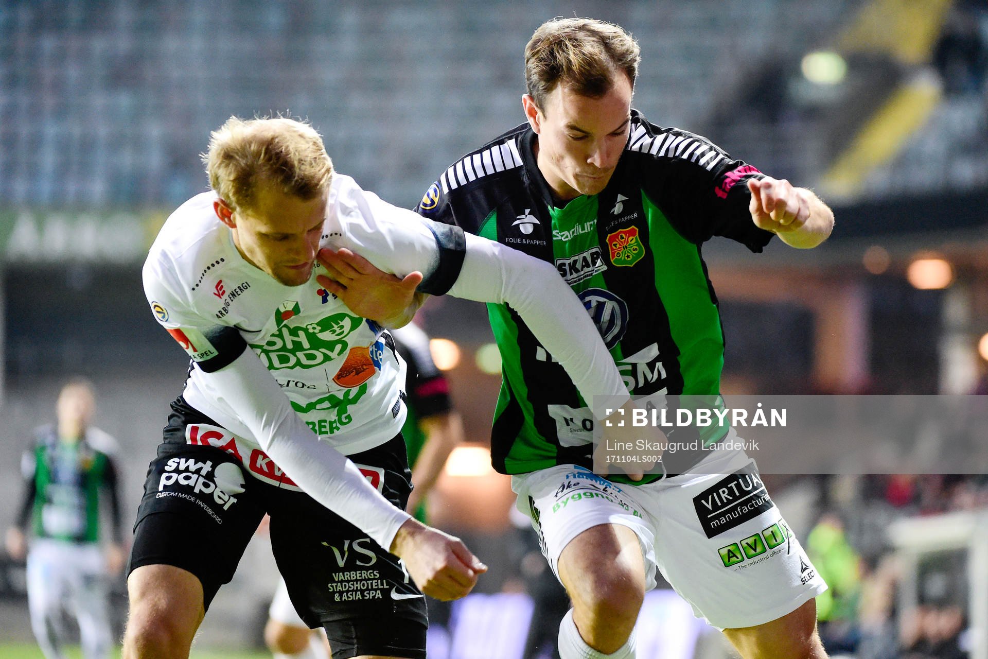 Varbergs Jakob Olsson och GAIS Anton Wede i närkamp under fotbollsmatchen i Superettan mellan GAIS och Varberg den 4 november 2017 i Göteborg.