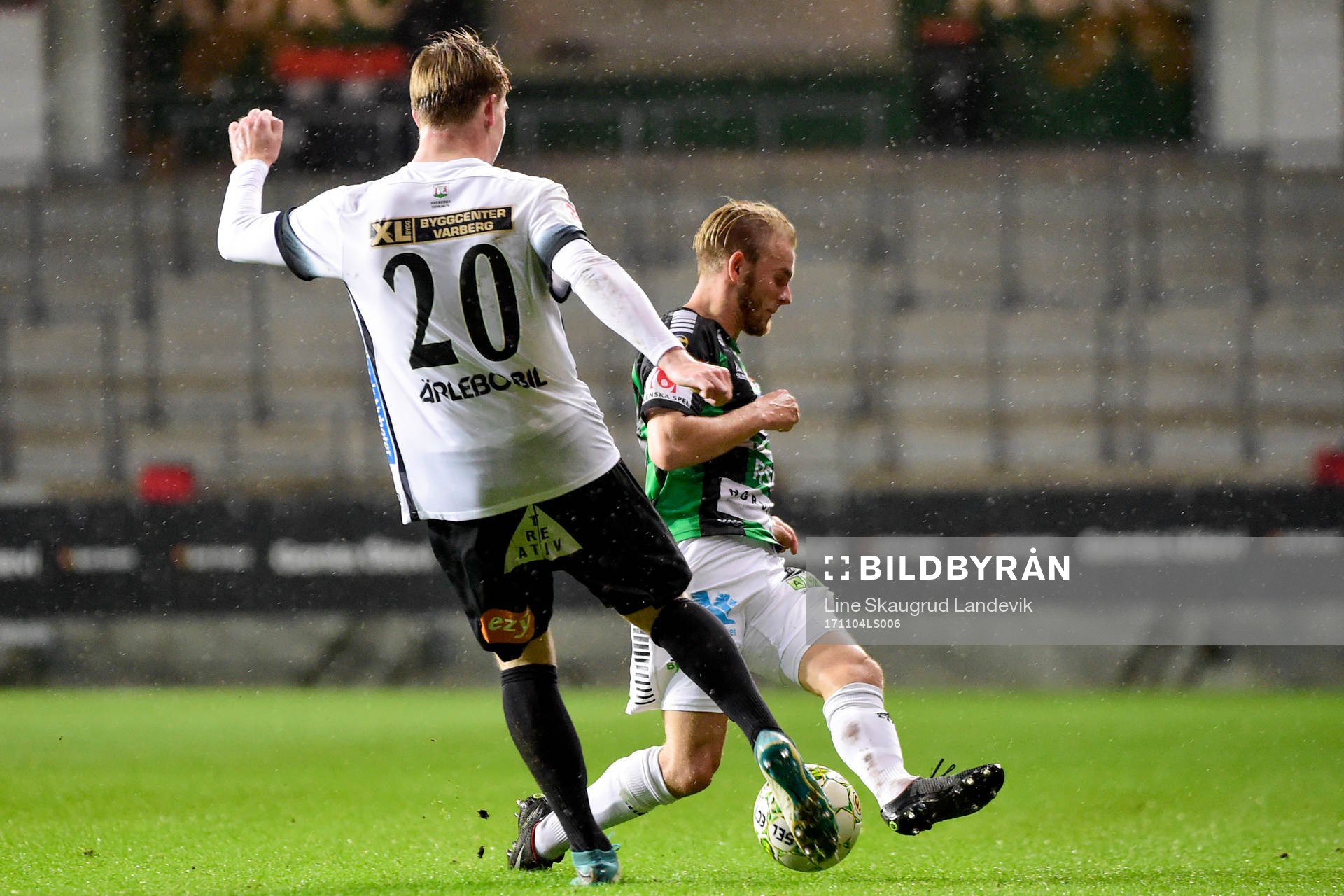 Varbergs Anton Liljenbäck och GAIS Niclas Andersén i kamp