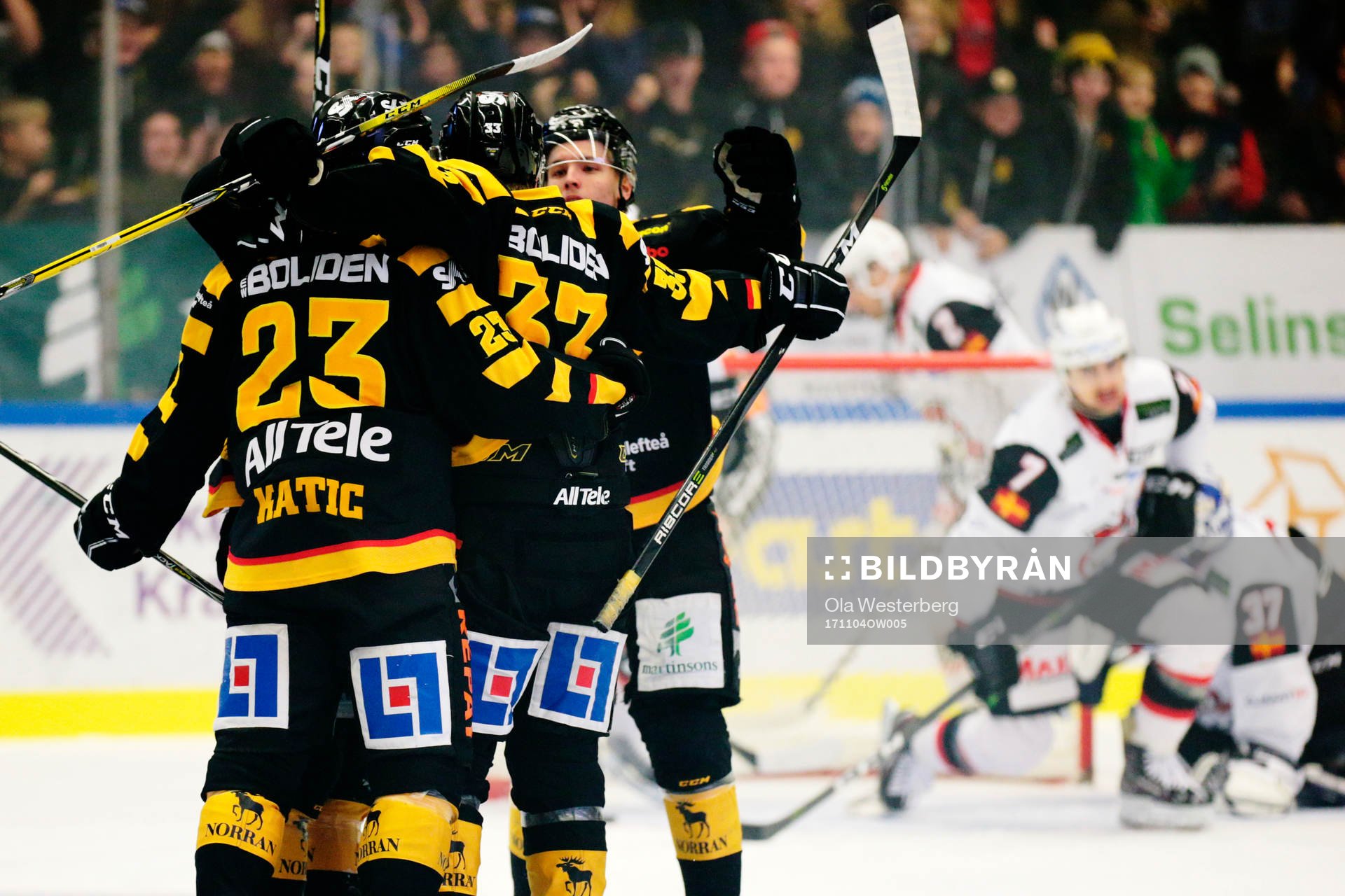Skellefteås Sebastian Ohlsson jublar med Mark Katic