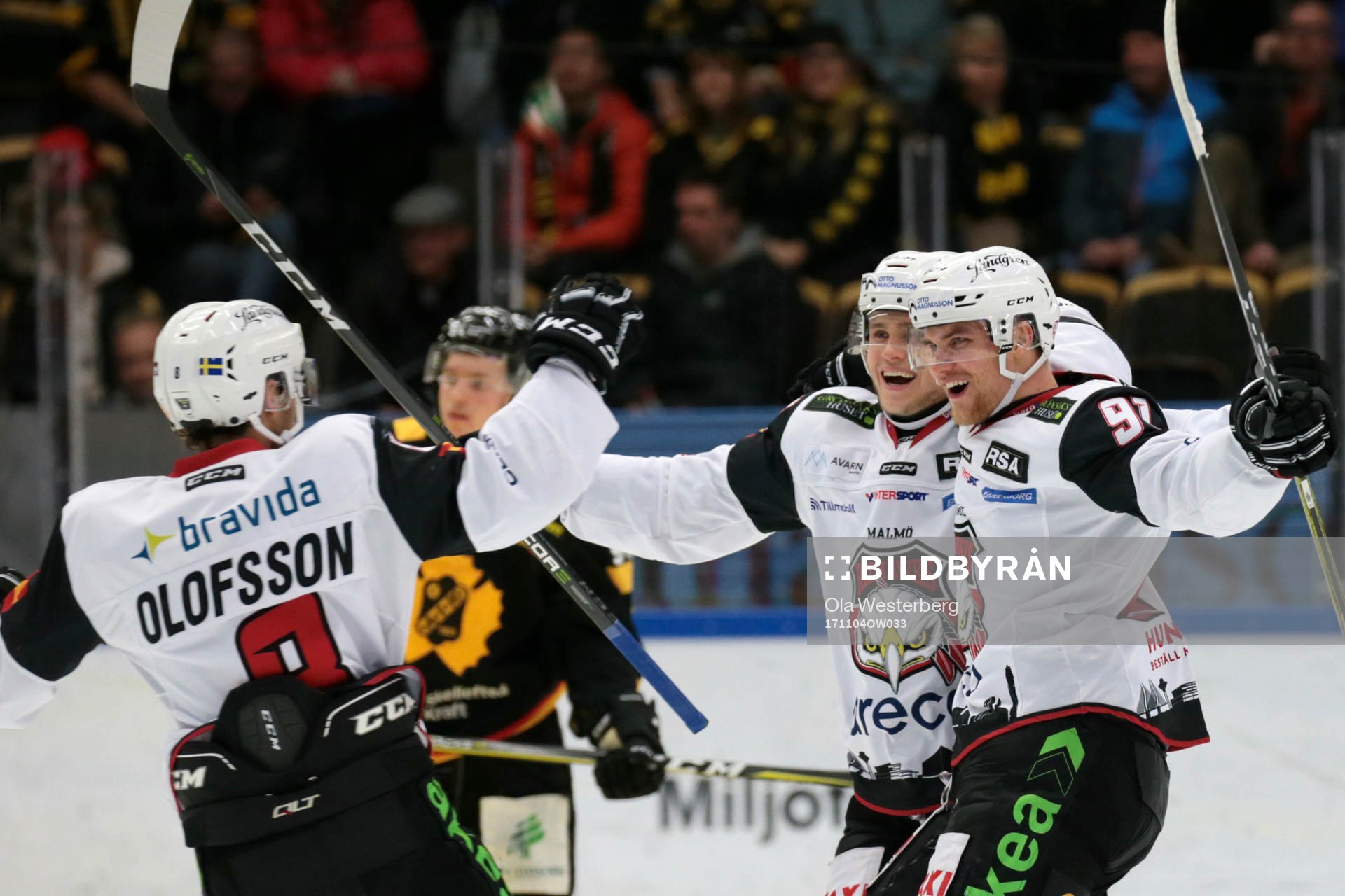 Malmö Redhawks Max Görtz jublar med Johan Olofsson