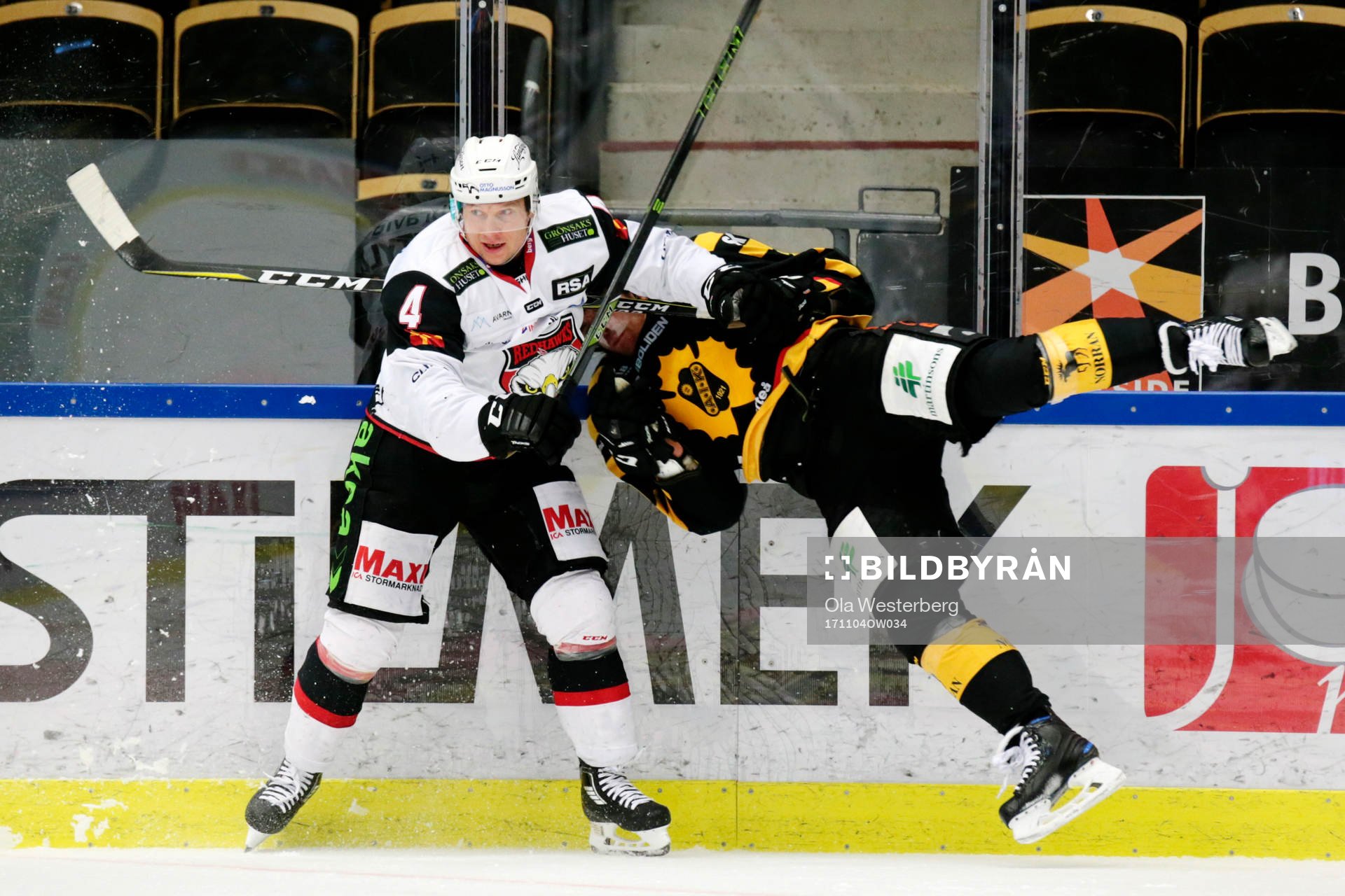 Malmö Redhawks Tuukka Mäntylä tacklar Skellefteås Matt