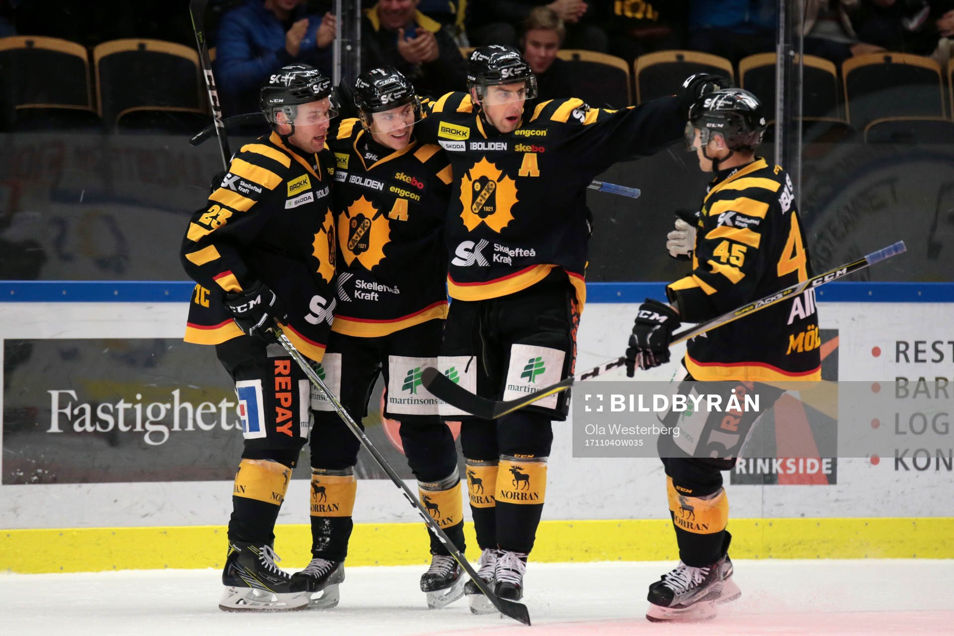 Skellefteås Pär Lindholm jublar med Mark Katic, Joakim