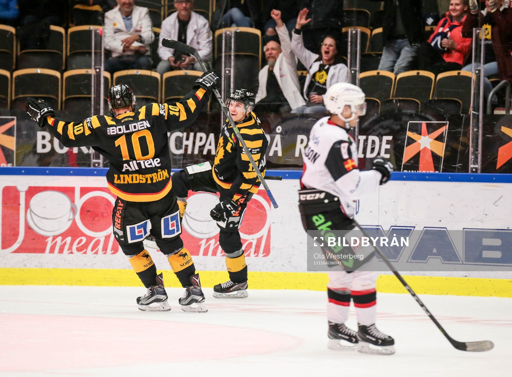 Skellefteås Pär Lindholm och Joakim Lindström  jublar