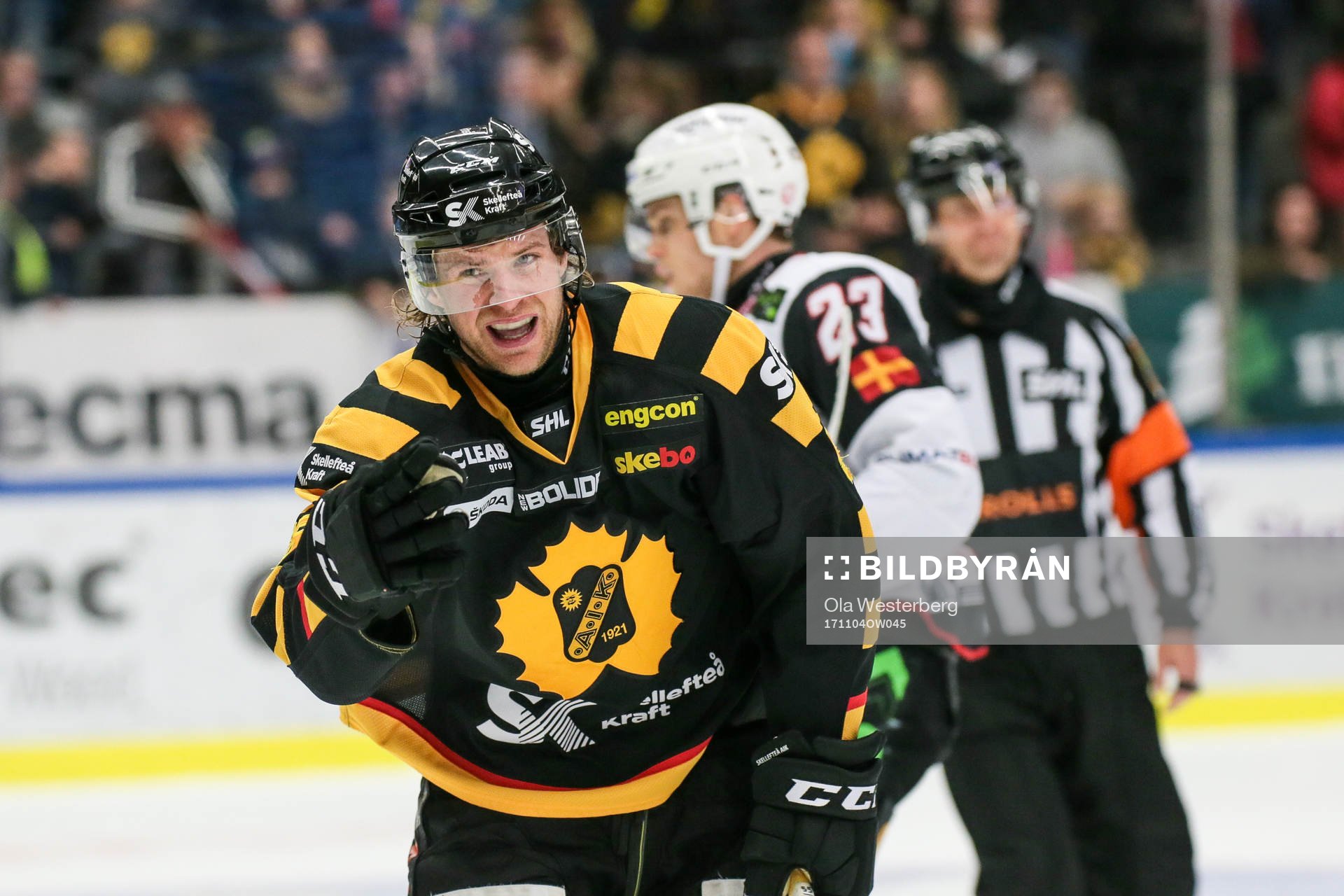 Skellefteås Michael Kostka grinar illa